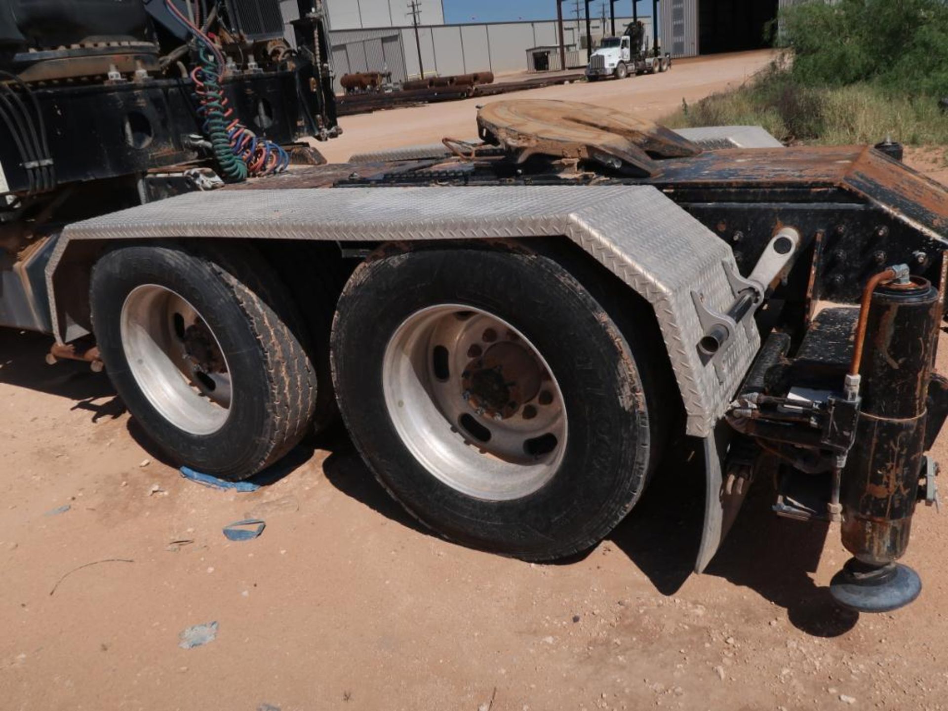 (2012) KENWORTH T800 FLATBED CRANE TRUCK, TANDEM AXLE, CUMMINS ISX15-450 DIESEL ENGINE, EATON FULLER - Image 2 of 14