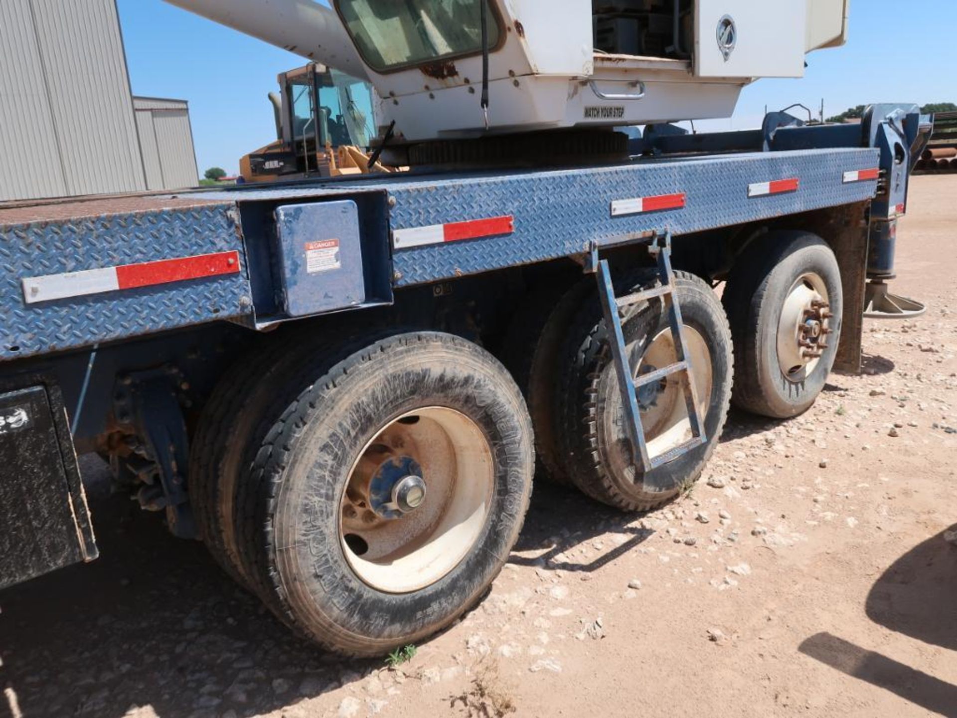 (2002) PETERBILT 357, TRI-AXLE FLATBED CRANE TRUCK, DD SERIES 60 470-HP, 15-SPEED (EST) EATON FULLER - Image 3 of 16