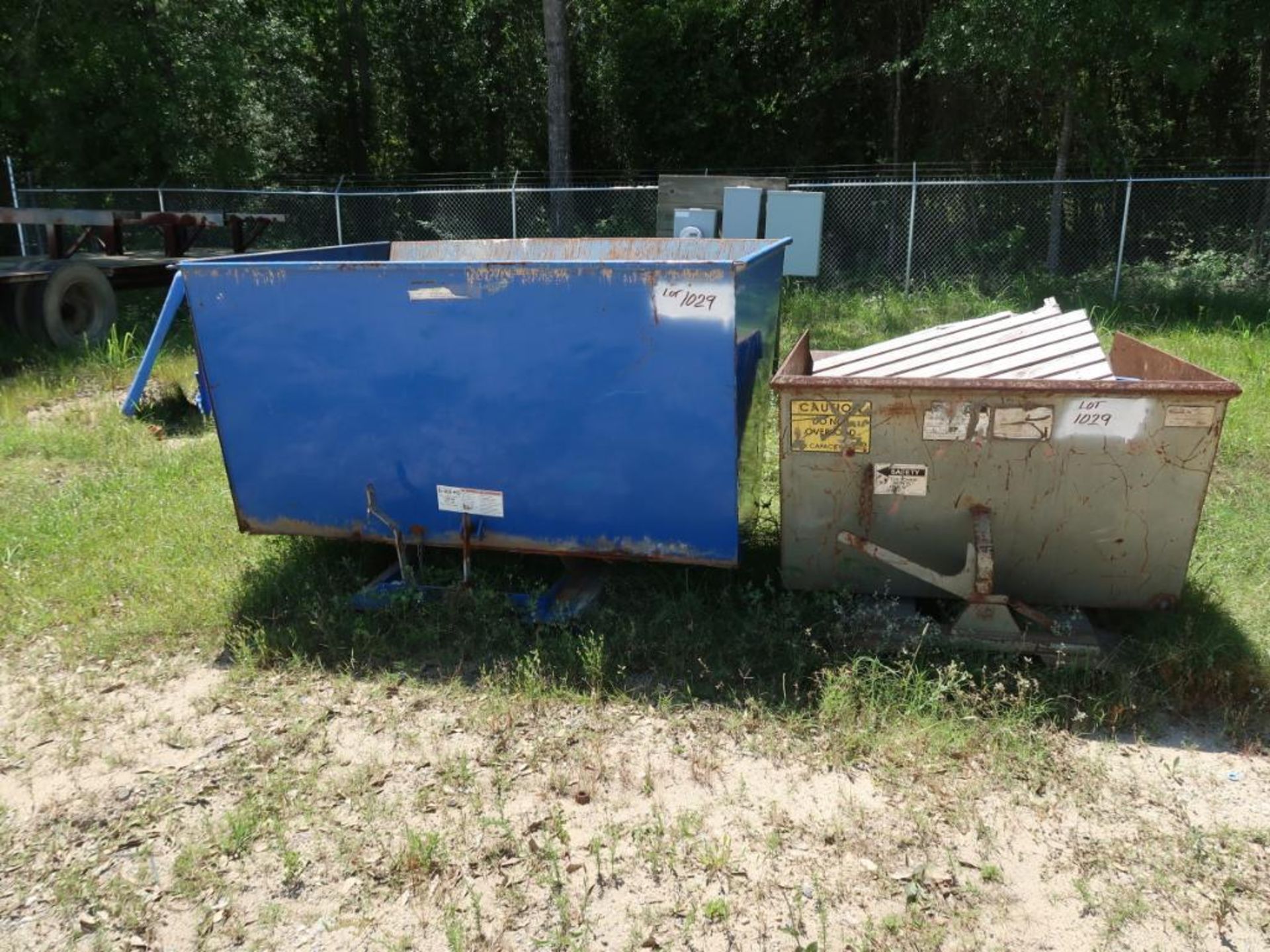 (LOT) WITH (3) ASSORTED SELF-DUMPING HOPPERS AND (1) PLASTIC TOTE W/ COVER (LOCATED IN YARD)
