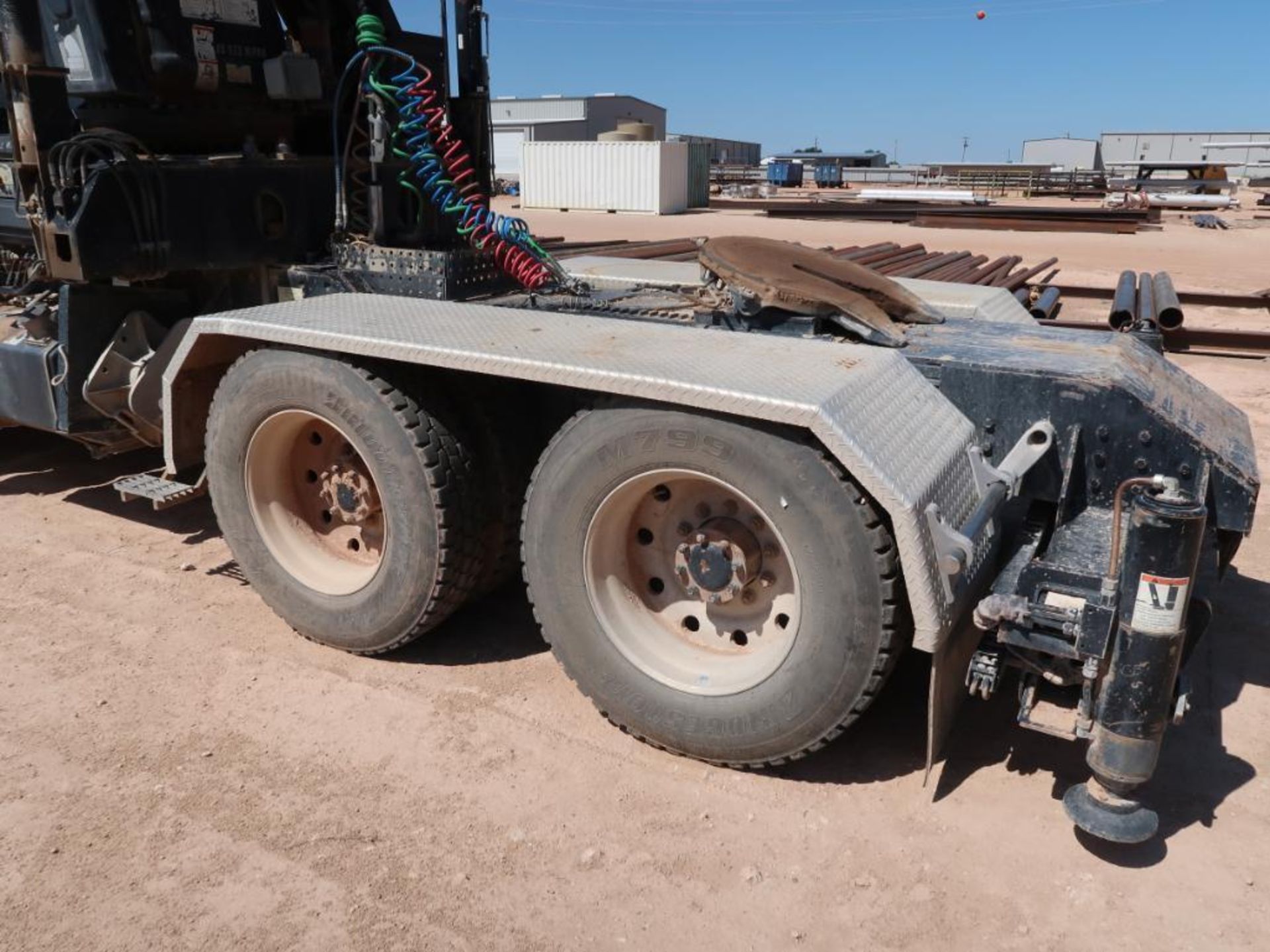 (2014) KENWORTH T800 FLATBED CRANE TRUCK, DUAL TANDEM AXLE, 18-SPEED EATON FULLER TRANS, CUMMINS - Image 2 of 13