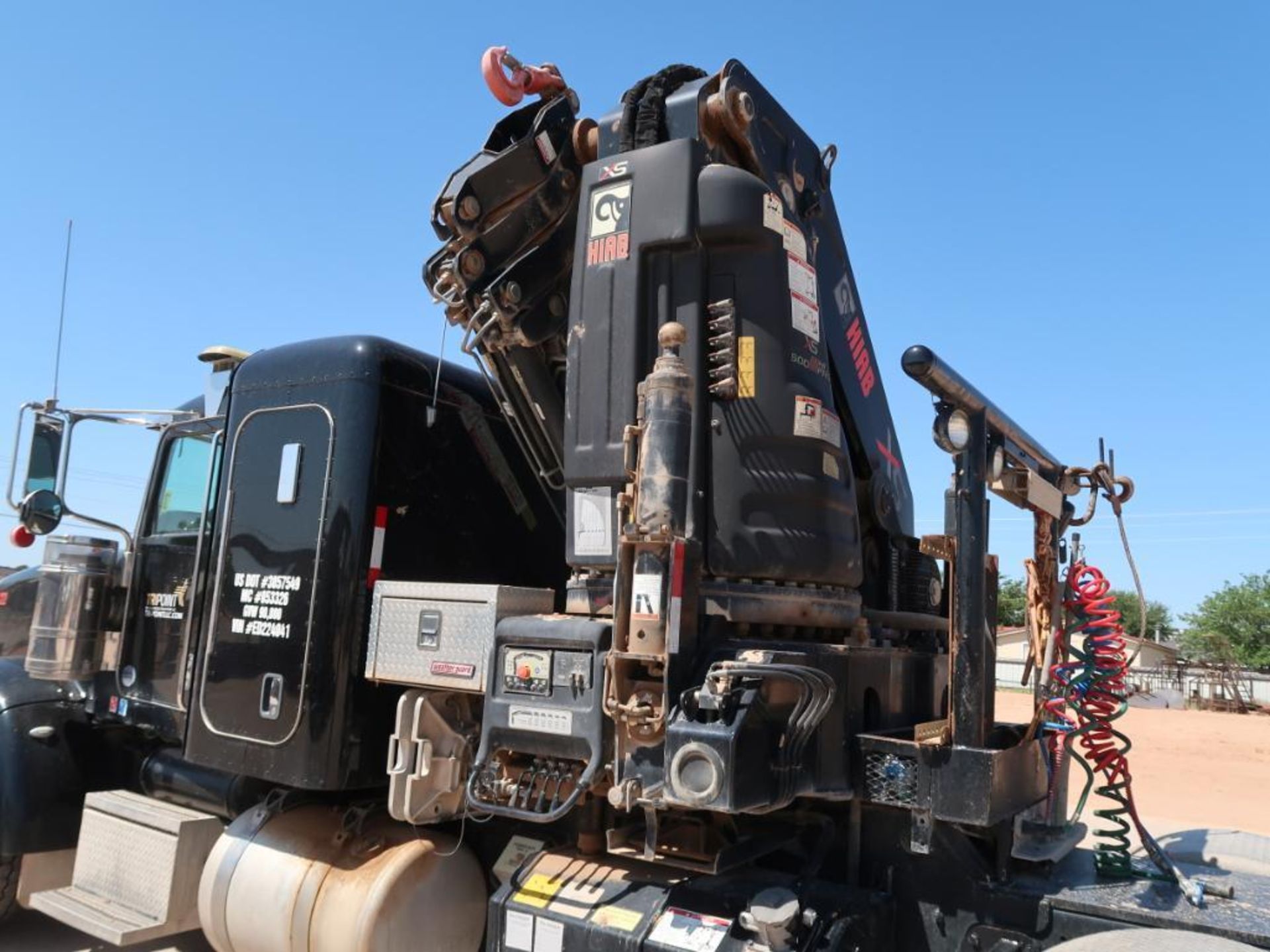 (2014) PETERBILT 367 FLATBED CRANE TRUCK, DUAL T/A, CUMMINS ISX15-485 DIESEL ENGINE, 13-SPEED - Image 3 of 13