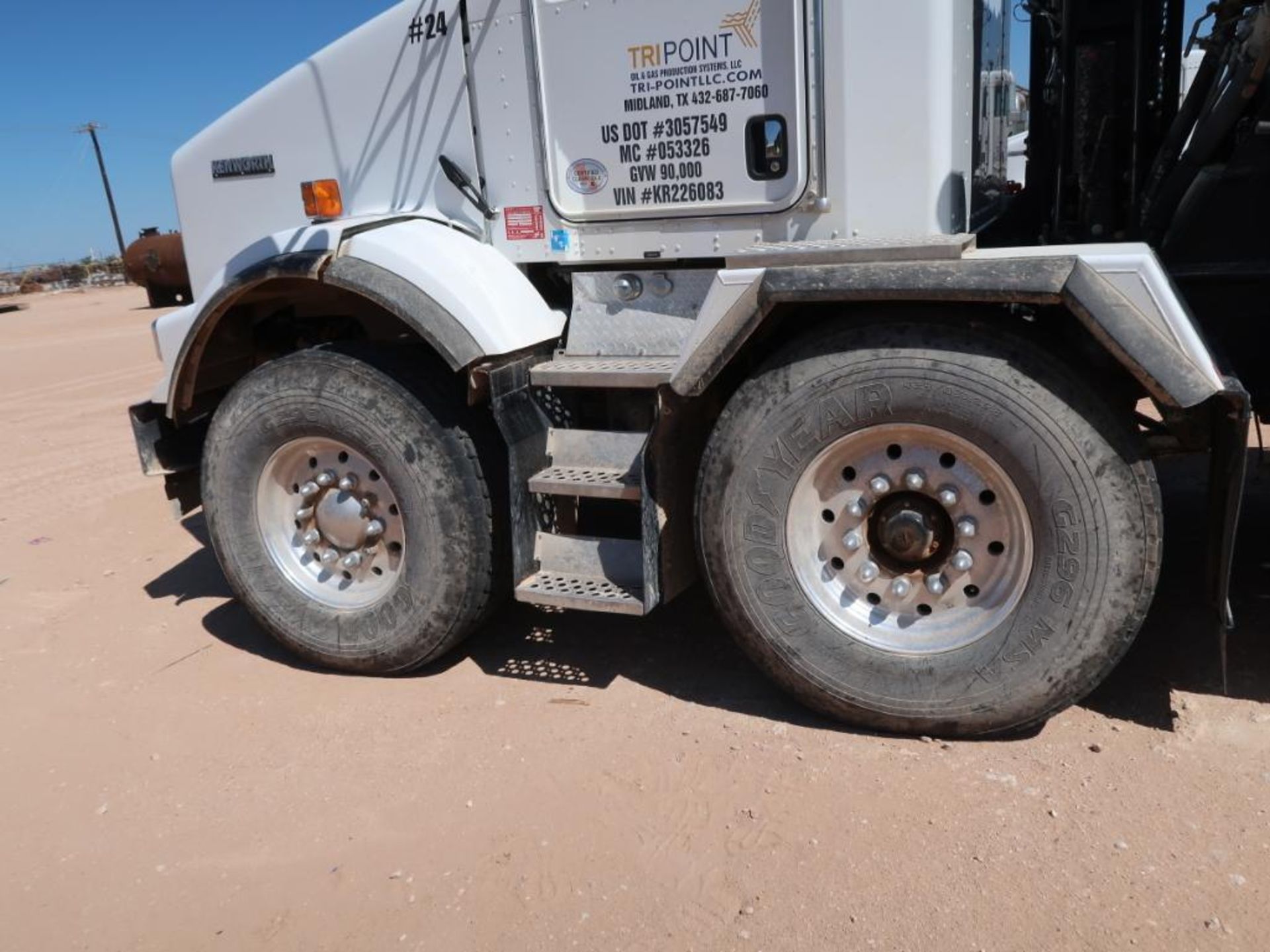 (2019) KENWORTH T800 FLATBED CRANE TRUCK, DUAL STEERING AXLES, TRI-AXLE REAR, CUMMINS X-15-505 - Image 2 of 18