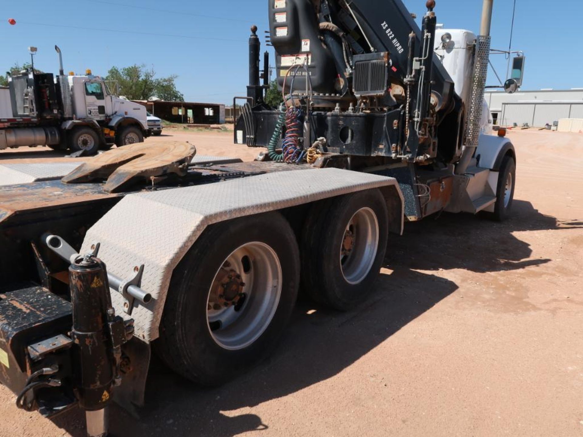 (2012) KENWORTH T800 FLATBED CRANE TRUCK, TANDEM AXLE, CUMMINS ISX15-450 DIESEL ENGINE, EATON FULLER - Image 4 of 14