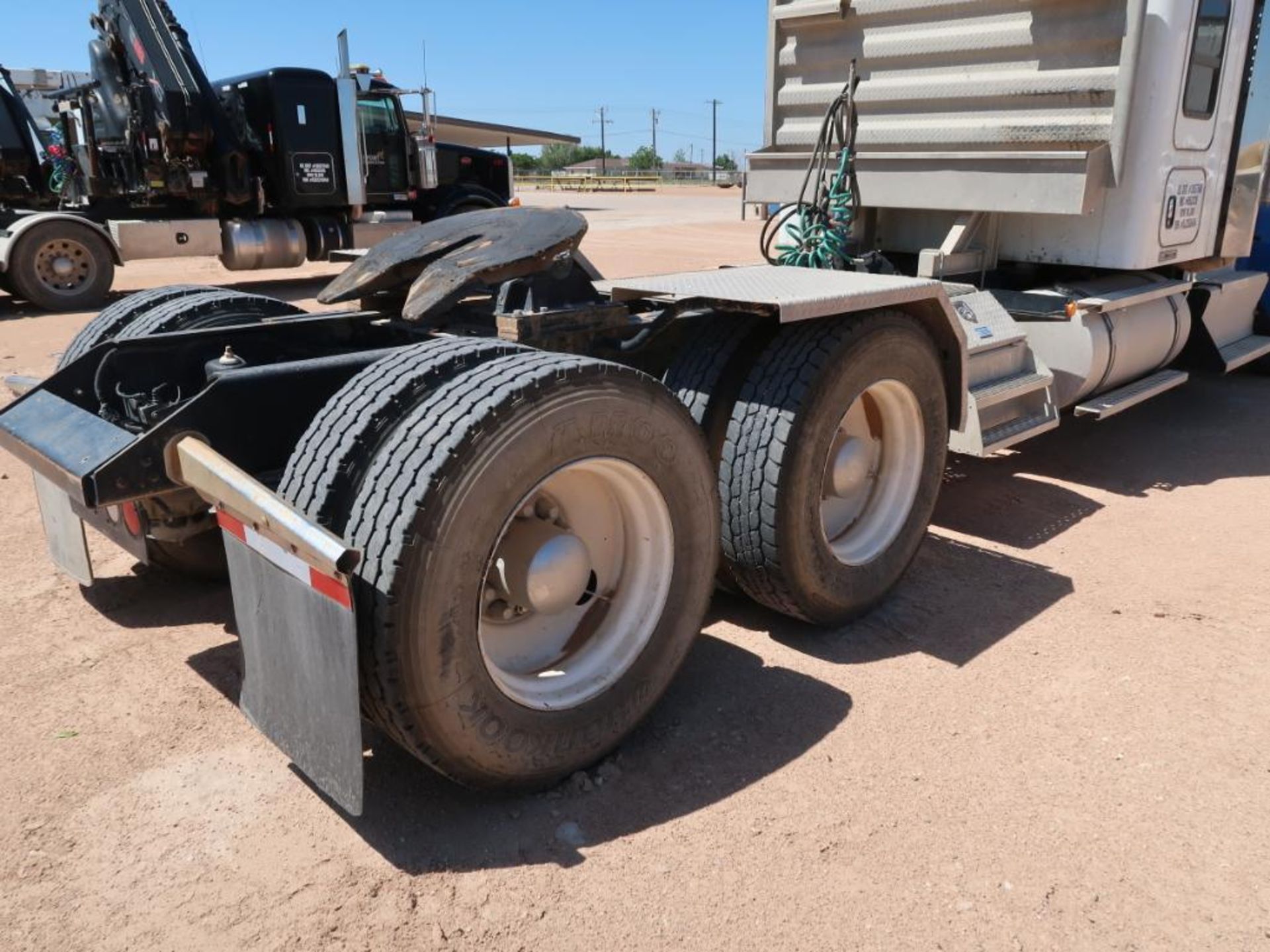 (2013) KENWORTH W900 TRACTOR W/ SLEEPER, DUAL TANDEM AXLE, CUMMINS ISX15--485, 10-SPEED EATON FULLER - Image 4 of 11