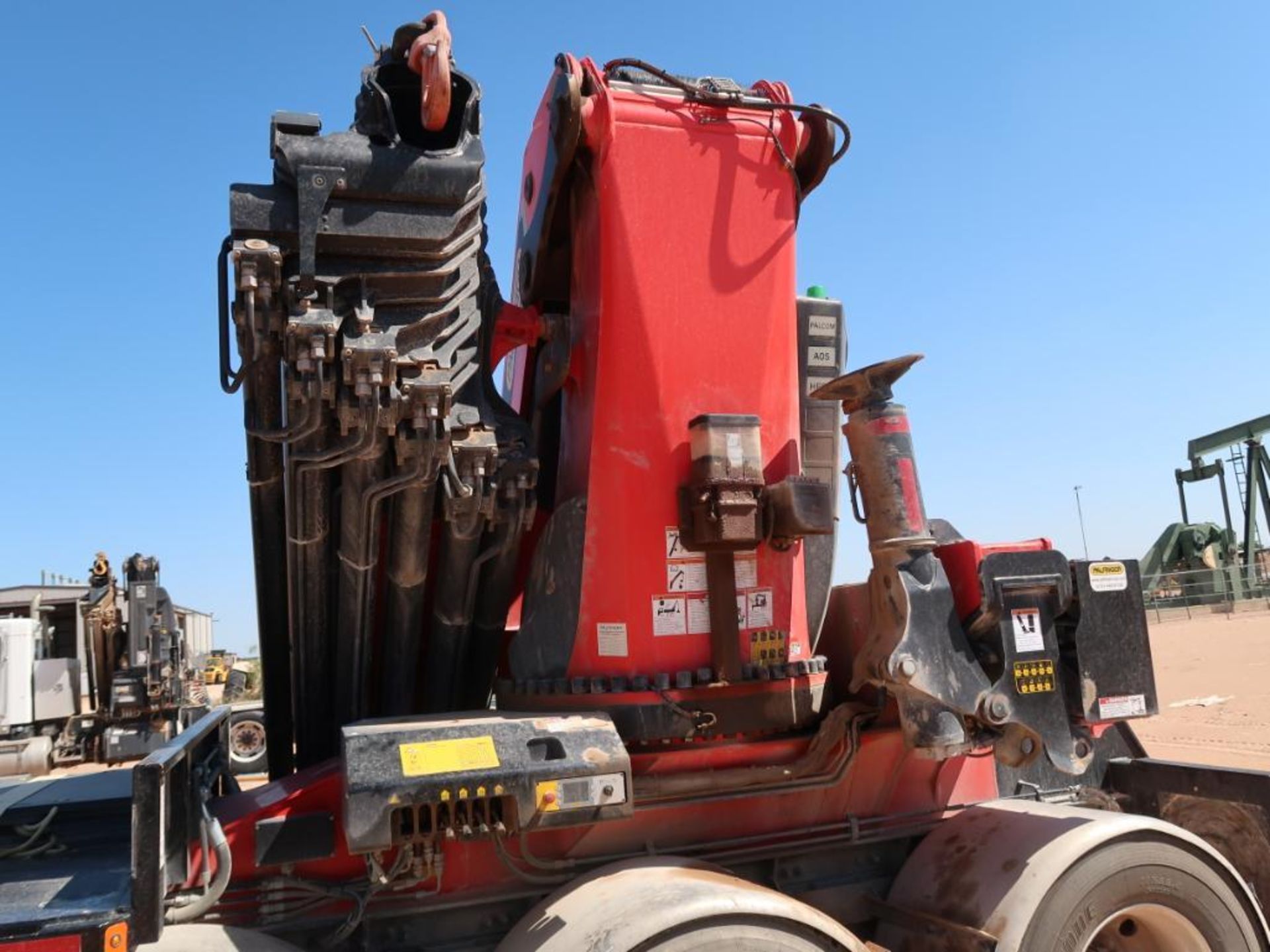 (2019) KENWORTH T800 FLATBED CRANE TRUCK, DUAL STEERING AXLES, TRI-AXLE REAR, CUMMINS X-15-505 - Image 10 of 18