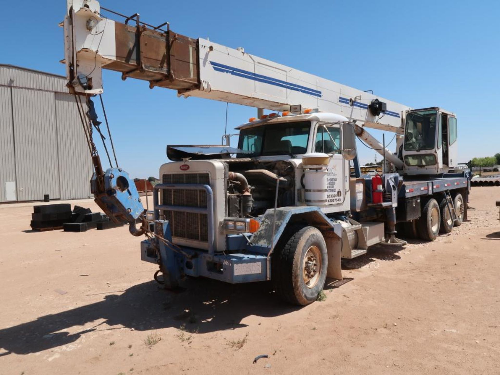 (2002) PETERBILT 357, TRI-AXLE FLATBED CRANE TRUCK, DD SERIES 60 470-HP, 15-SPEED (EST) EATON FULLER