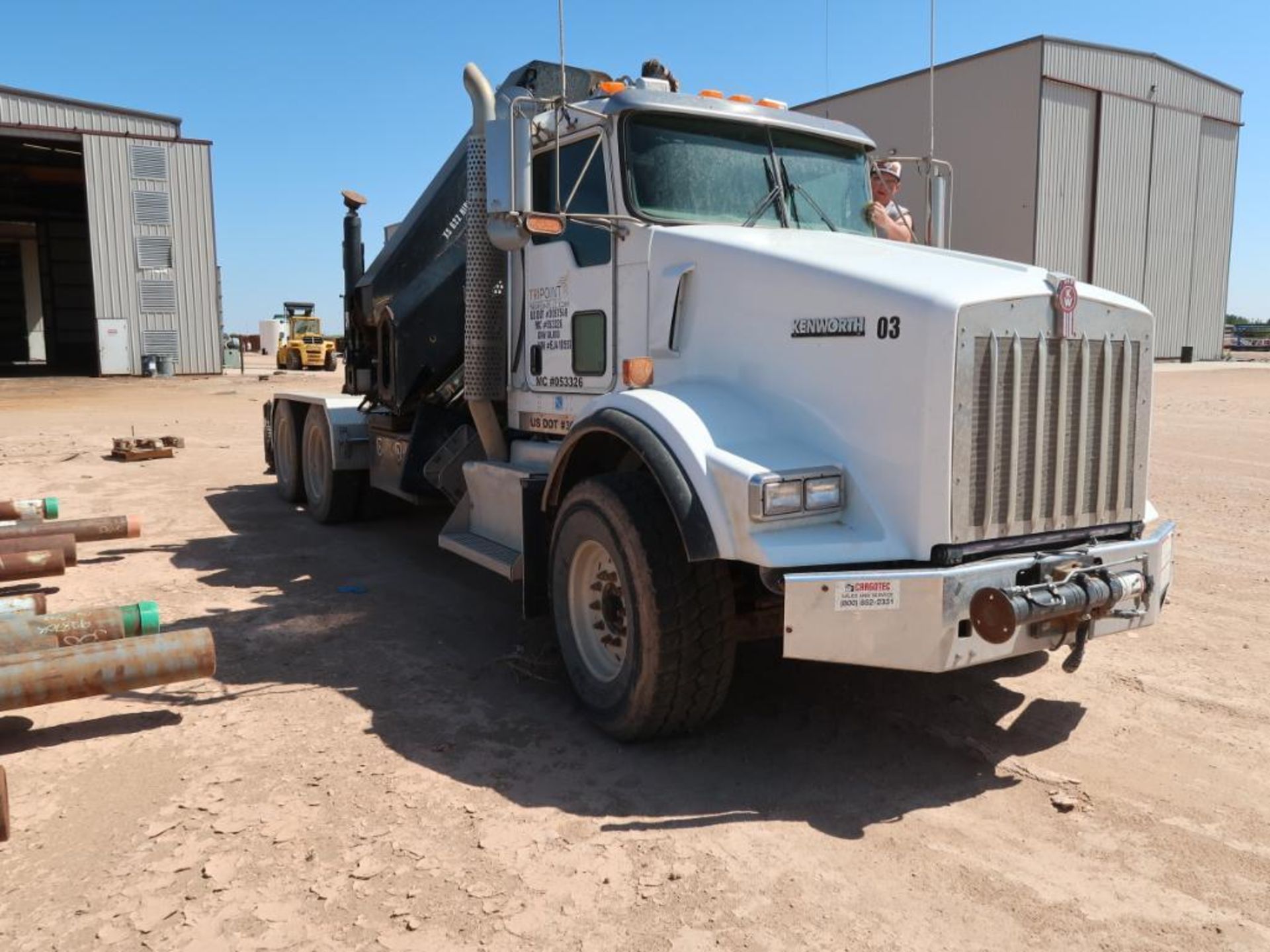 (2014) KENWORTH T800 FLATBED CRANE TRUCK, DUAL TANDEM AXLE, 18-SPEED EATON FULLER TRANS, CUMMINS - Image 5 of 13