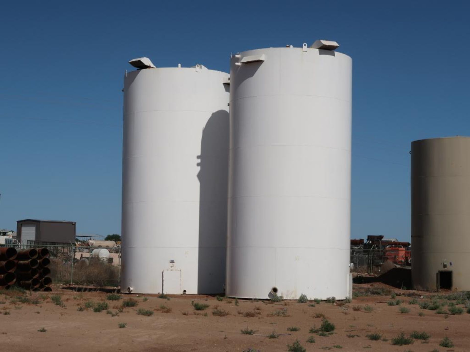 (6) LARGE STEEL TANKS - (2) 1000 BBL, (2) 750 BBL, AND (2) NEW 1000 BBL - Image 6 of 7