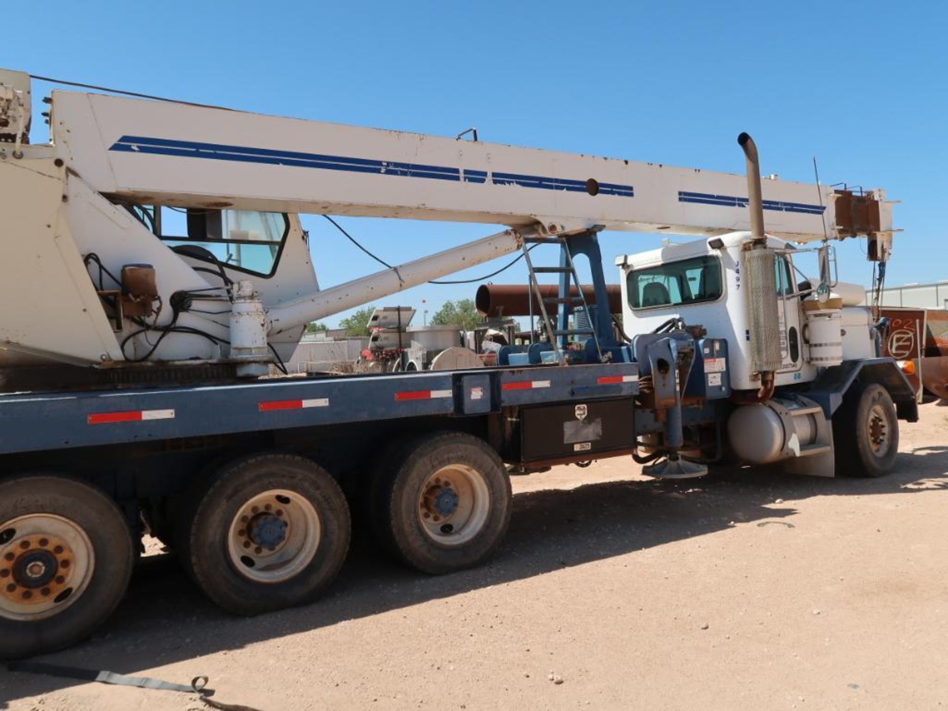 (2002) PETERBILT 357, TRI-AXLE FLATBED CRANE TRUCK, DD SERIES 60 470-HP, 15-SPEED (EST) EATON FULLER - Image 6 of 16