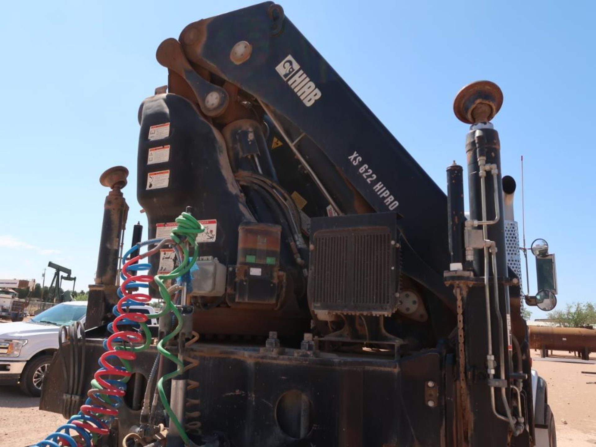 (2014) KENWORTH T800 FLATBED CRANE TRUCK, DUAL TANDEM AXLE, 18-SPEED EATON FULLER TRANS, CUMMINS - Image 11 of 13