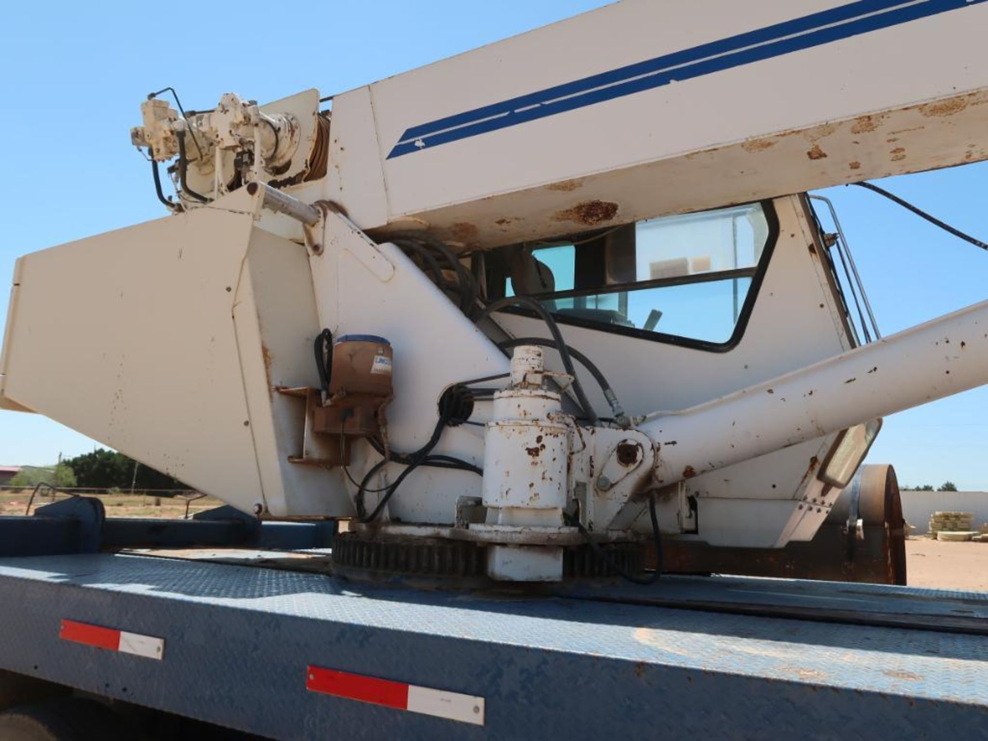 (2002) PETERBILT 357, TRI-AXLE FLATBED CRANE TRUCK, DD SERIES 60 470-HP, 15-SPEED (EST) EATON FULLER - Image 7 of 16