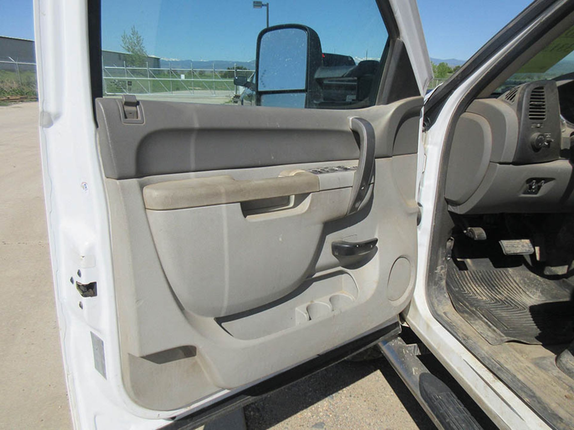 2013 WHITE CHEVROLET SILVERADO LS 2500 HD 4X4 EXT. CAB TRUCK, MILES: 145,821 , FUEL: DIESEL, ENGINE: - Image 8 of 21