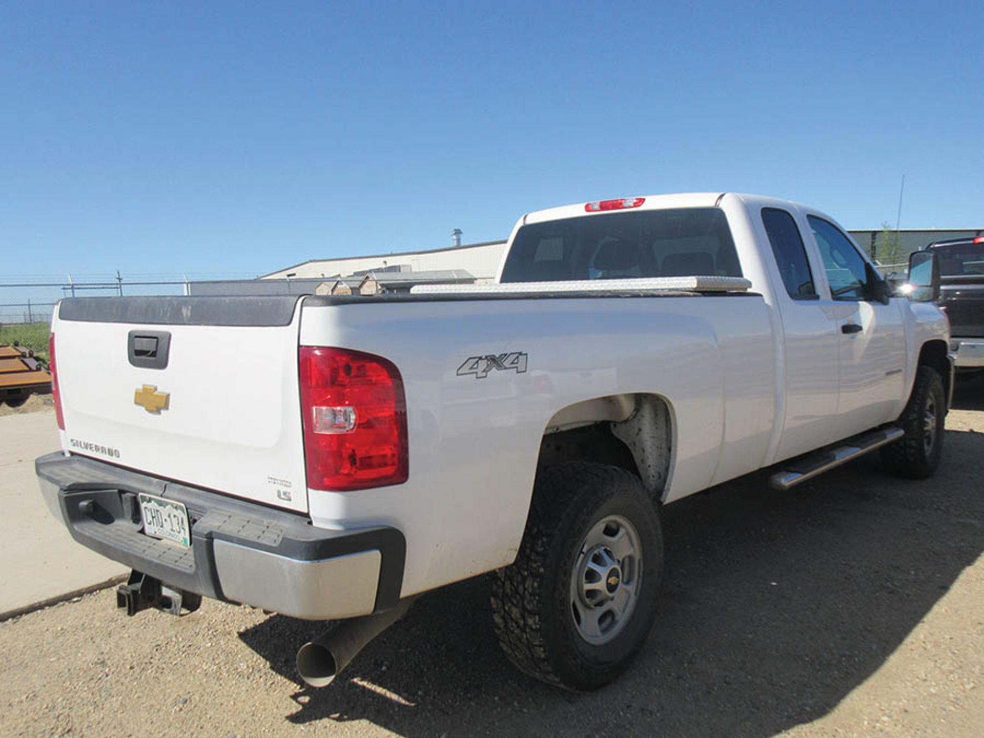 2013 WHITE CHEVROLET SILVERADO LS 2500 HD 4X4 EXT. CAB TRUCK, MILES: 145,821 , FUEL: DIESEL, ENGINE: - Image 4 of 21