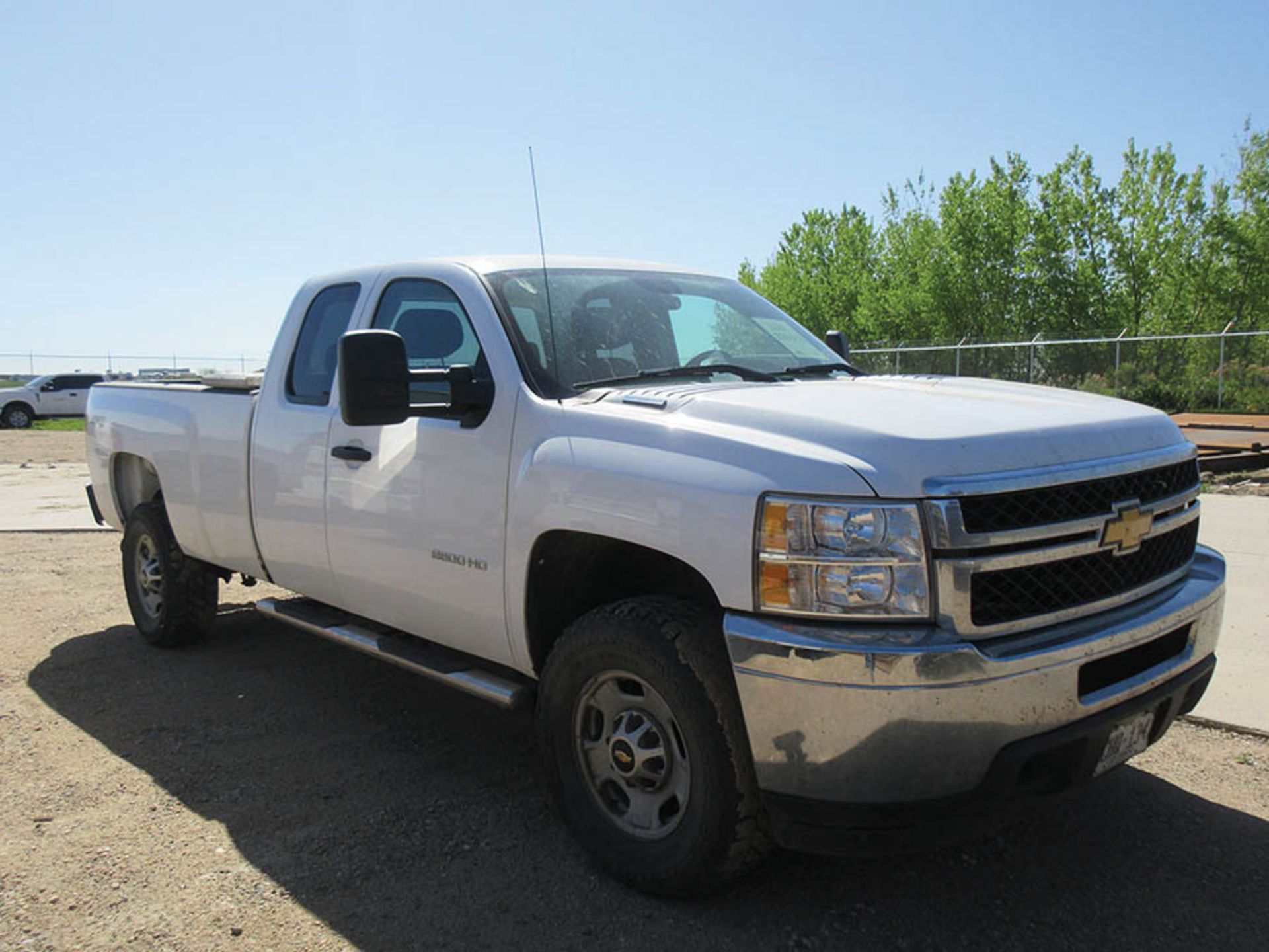 2013 WHITE CHEVROLET SILVERADO LS 2500 HD 4X4 EXT. CAB TRUCK, MILES: 145,821 , FUEL: DIESEL, ENGINE: - Image 3 of 21