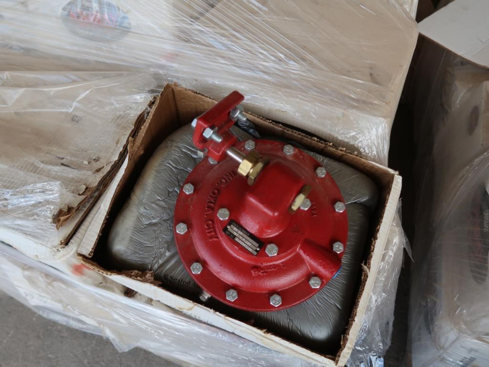 ASSORTED OIL & GAS PRODUCTION PARTS & EQUIPMENT - 4'' HAMMER UNION; ASSORTED WELD FLANGES; ROPER - Image 5 of 20