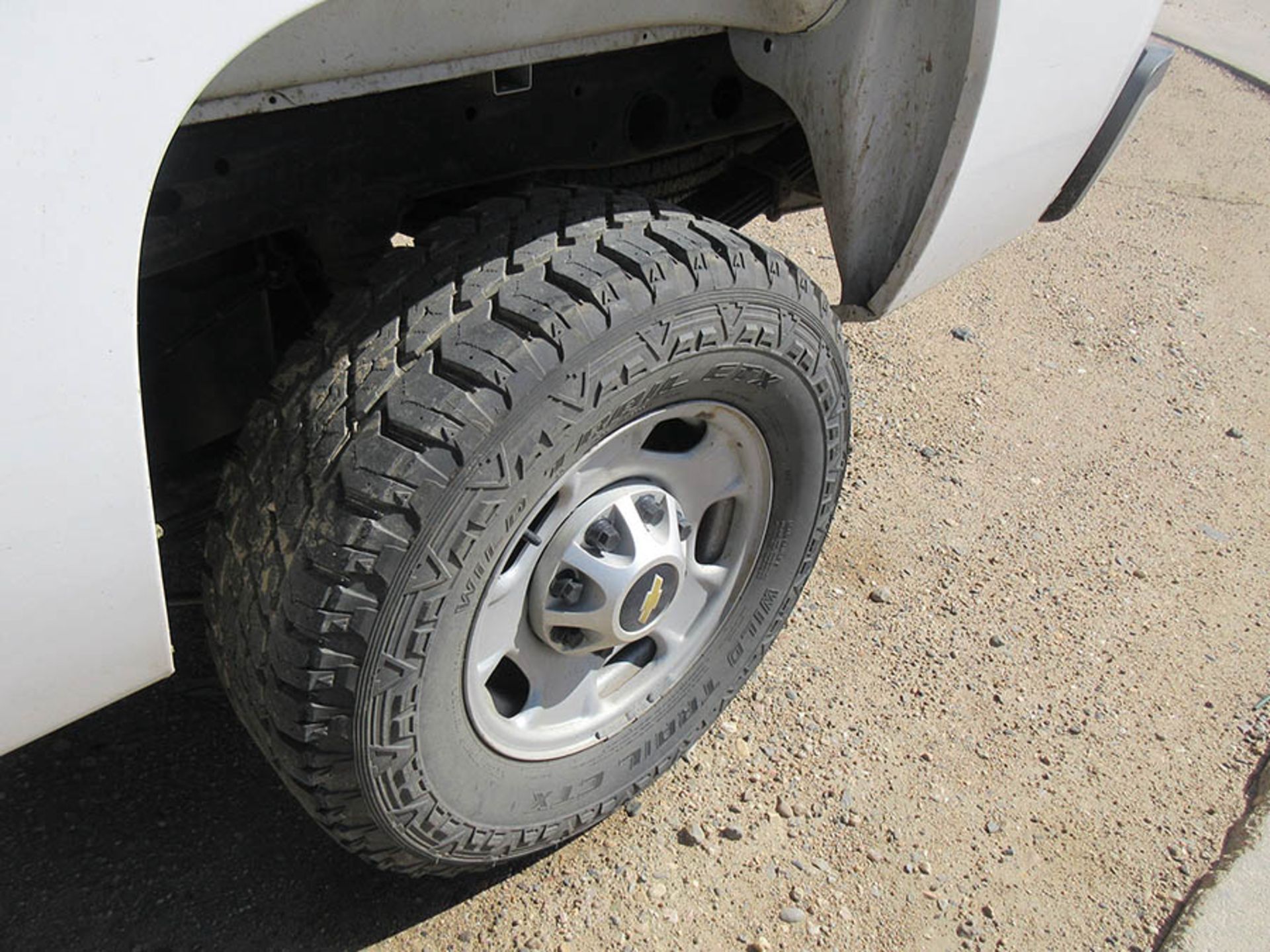 2013 WHITE CHEVROLET SILVERADO LS 2500 HD 4X4 EXT. CAB TRUCK, MILES: 145,821 , FUEL: DIESEL, ENGINE: - Image 16 of 21