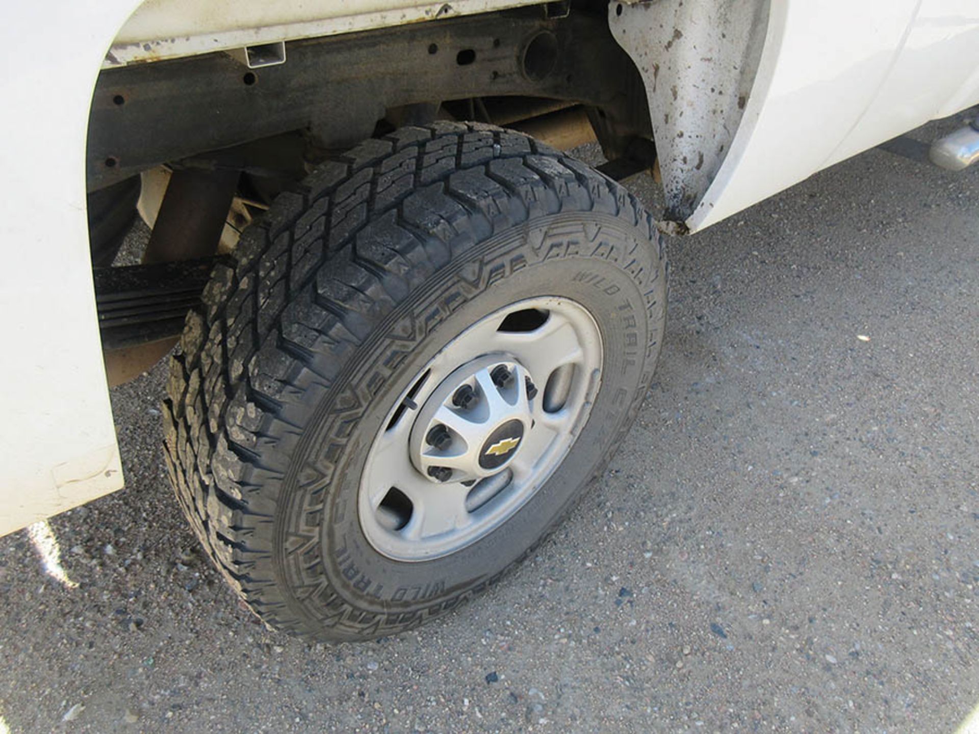 2013 WHITE CHEVROLET SILVERADO LS 2500 HD 4X4 EXT. CAB TRUCK, MILES: 145,821 , FUEL: DIESEL, ENGINE: - Image 17 of 21