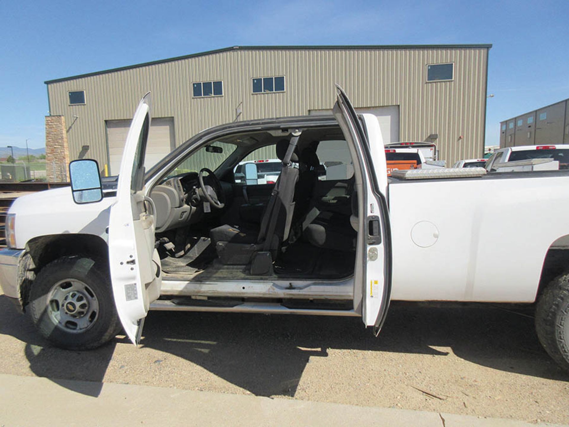 2013 WHITE CHEVROLET SILVERADO LS 2500 HD 4X4 EXT. CAB TRUCK, MILES: 145,821 , FUEL: DIESEL, ENGINE: - Image 9 of 21