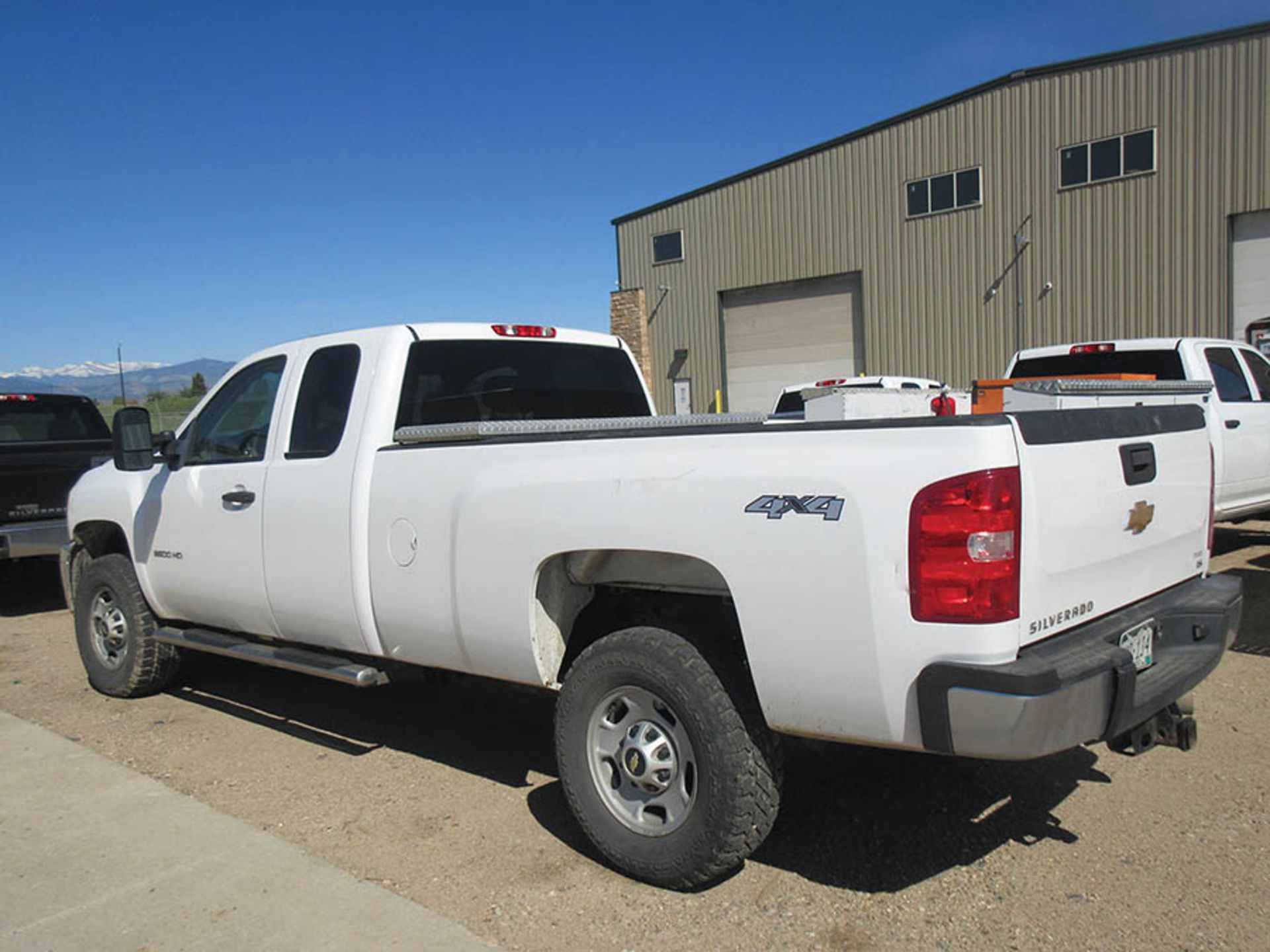 2013 WHITE CHEVROLET SILVERADO LS 2500 HD 4X4 EXT. CAB TRUCK, MILES: 145,821 , FUEL: DIESEL, ENGINE: - Image 6 of 21