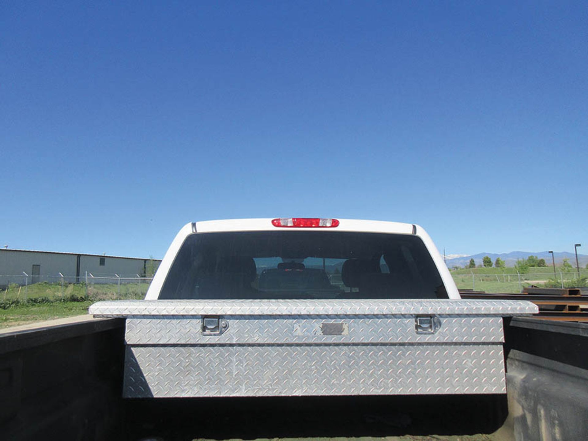 2013 WHITE CHEVROLET SILVERADO LS 2500 HD 4X4 EXT. CAB TRUCK, MILES: 145,821 , FUEL: DIESEL, ENGINE: - Image 7 of 21