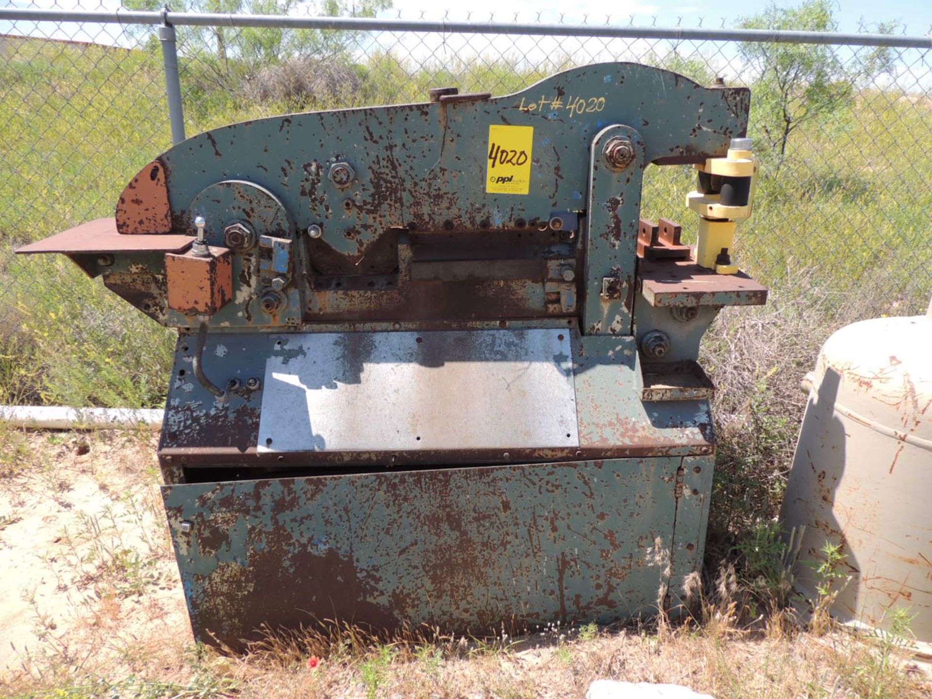 PIRANHA IRONWORKER (CONDITION UNKNOWN), AIR TANK - NO COMPRESSOR OR MOTOR (CANADIAN TX)