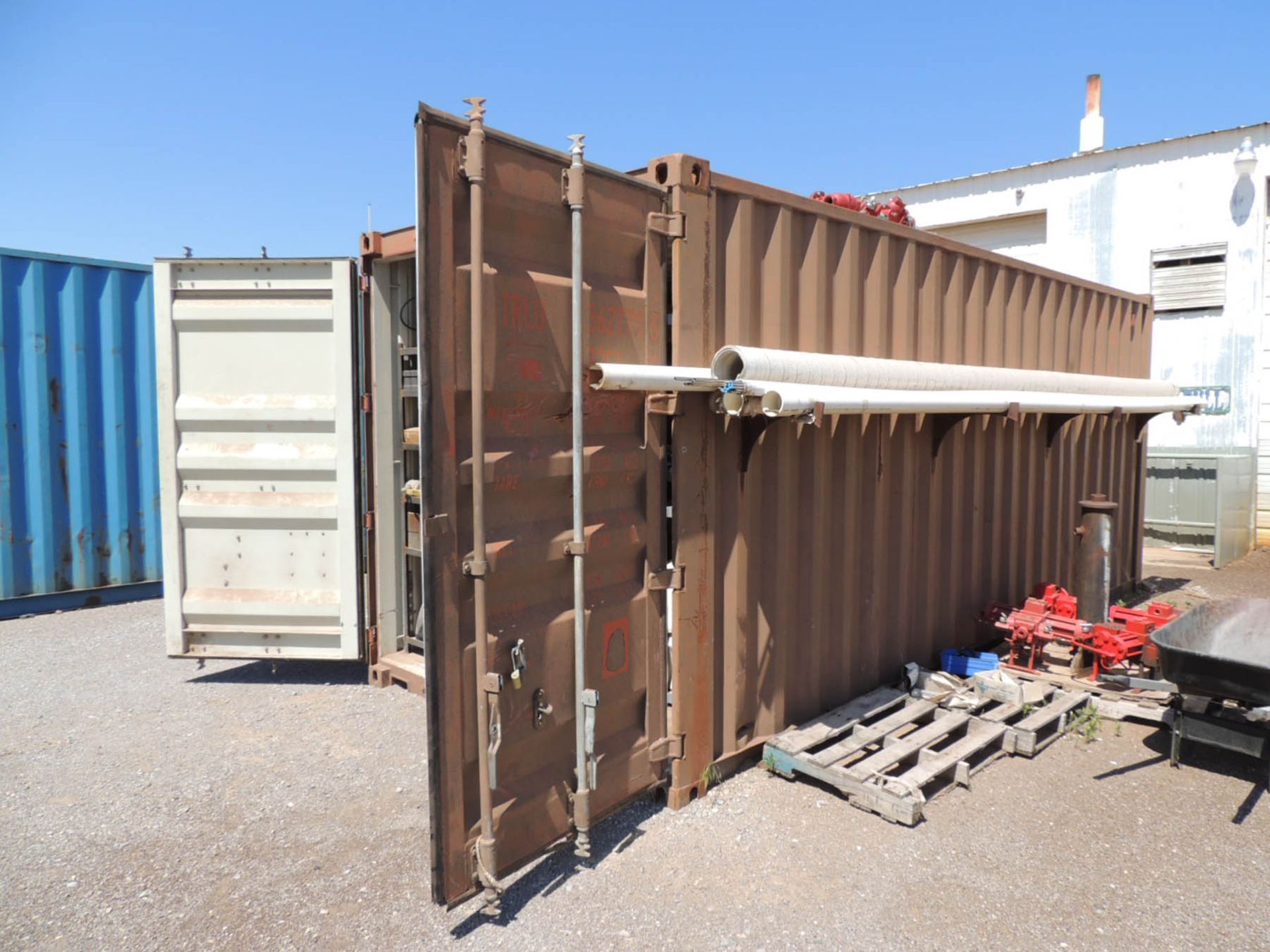 ***CANADIAN, TEXAS*** 8'-6'' x 20' CONTAINER WITH SHELVING AND THE FOLLOWING CONTENTS - THREAD