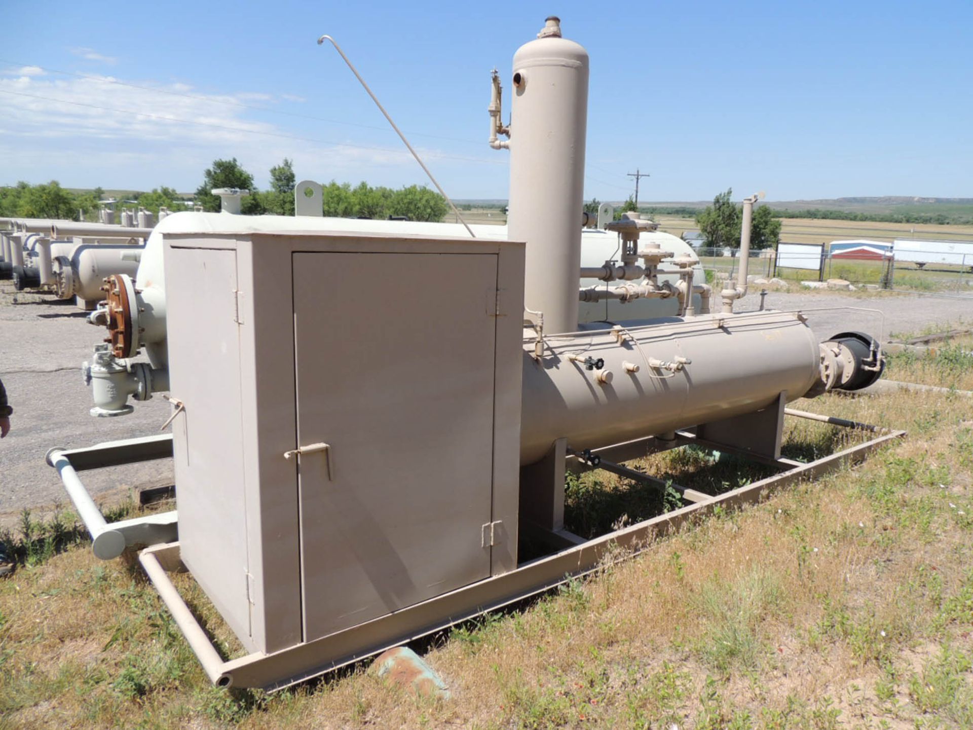 (1) HORIZONTAL HEATED SEPARATOR, 30'' x 10' x 250# (NEW CODE) SKID MOUNTED WITH HOUSE AND PIPING, ( - Image 3 of 4