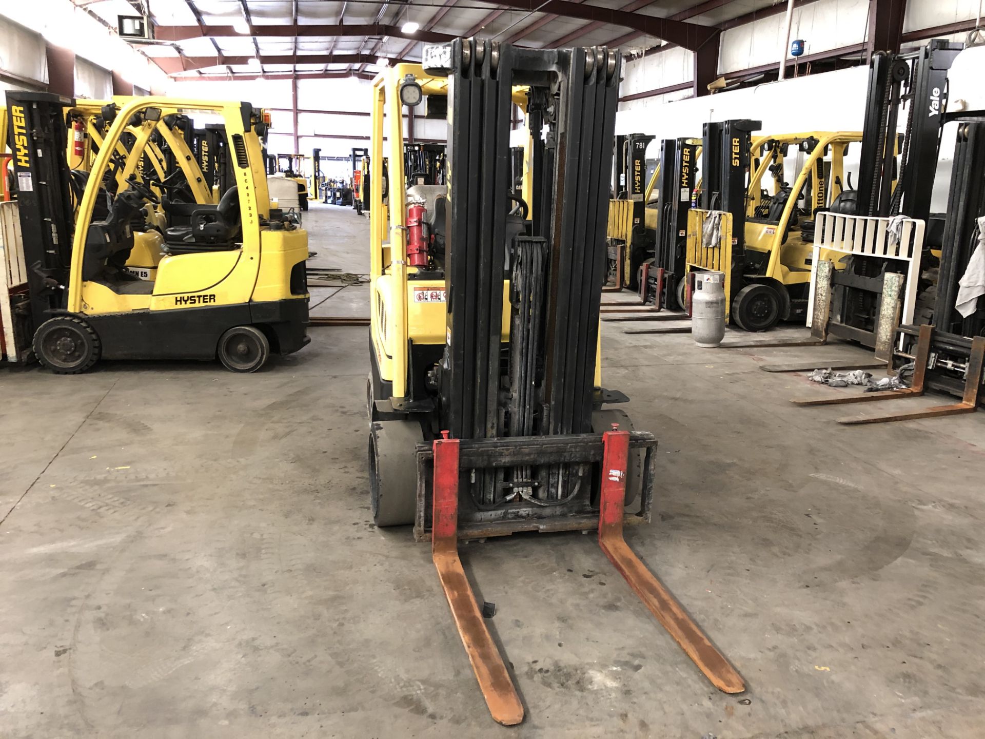 2014 HYSTER 6,000-LB. CAPACITY FORKLIFT, MODEL: S60FT, LPG, 4-STAGE MAST, 240'` LIFT, SIDESHIFT - Image 2 of 5