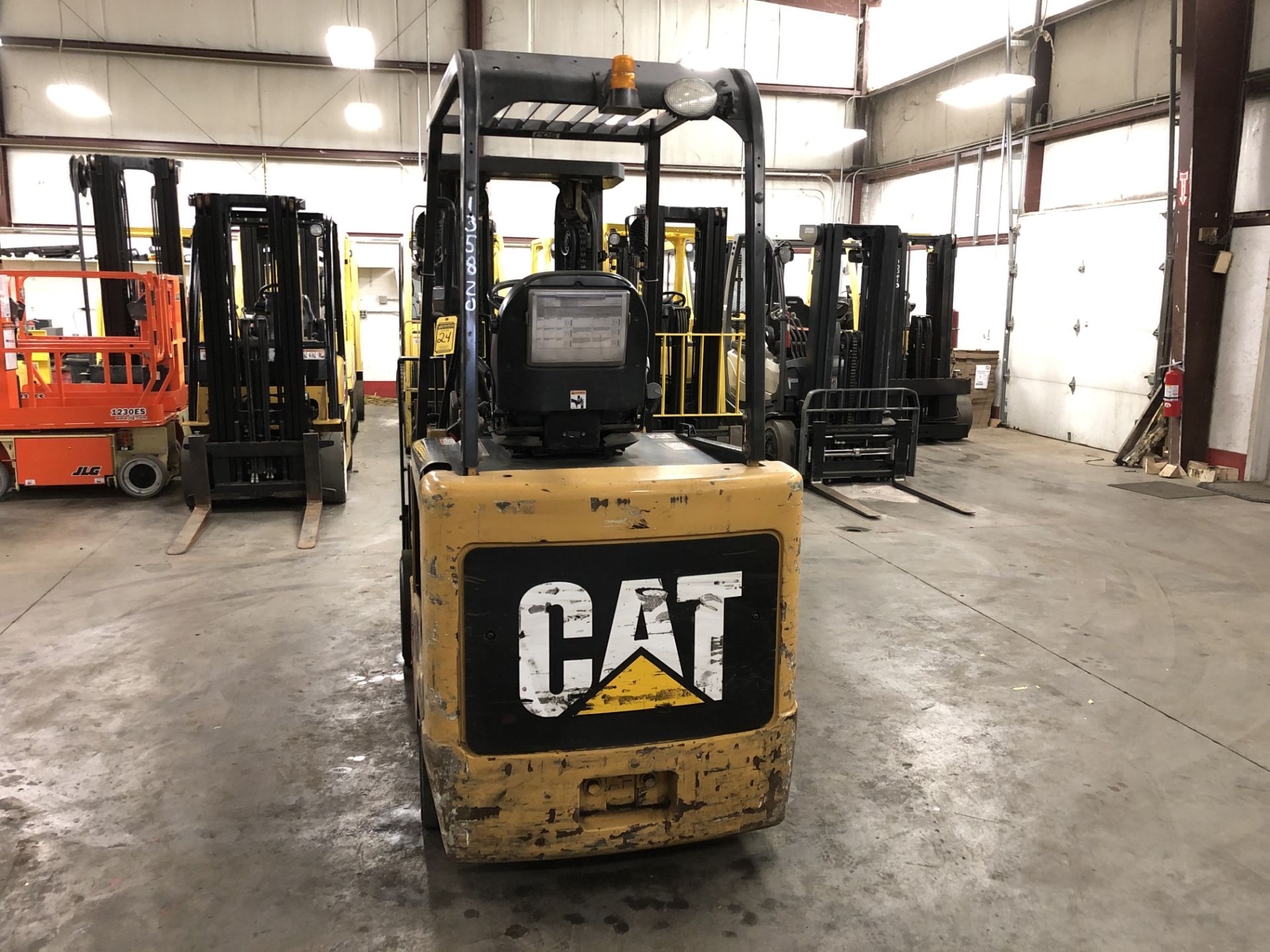 2008 CATERPILLAR 6,000 LB. ELECTRIC FORKLIFT, 36V, MODEL E6000-AC, 3-STAGE, SIDESHIFT, 3,292 HRS - Image 4 of 5