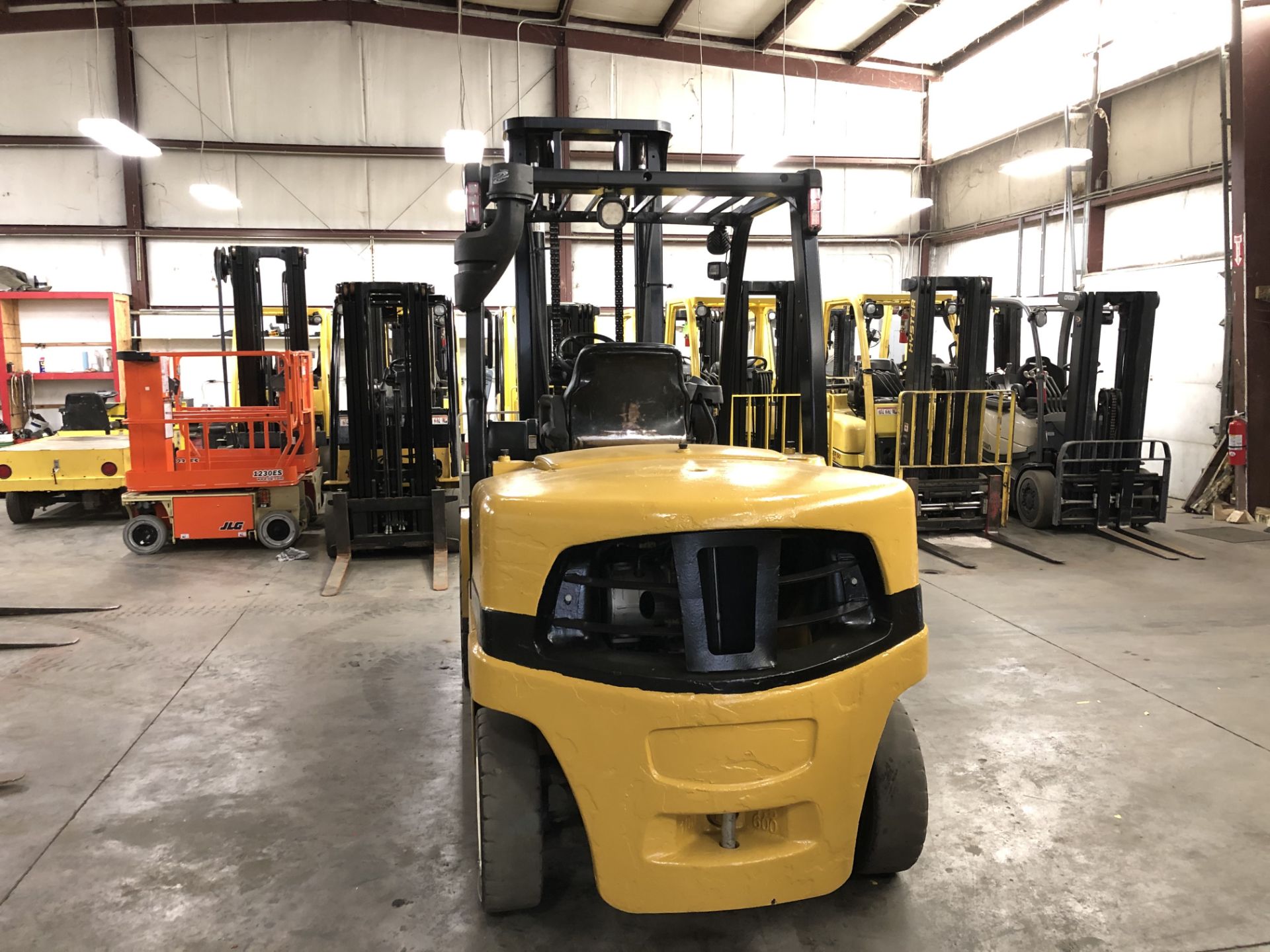 2014 YALE 10,000-LB. CAPACITY FORKLIFT, MODEL: GDP100VX, J813V03090M, DIESEL, PNEUMATIC TIRES, LEVER - Image 4 of 5