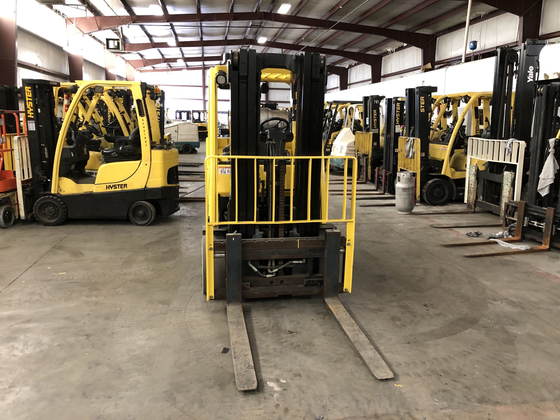 2011 HYSTER 8,000-LB. CAPACITY BOXCAR SPECIAL FORKLIFT, MODEL: S80FTBCS, S/N: H004V03386M, LPG, - Image 2 of 5