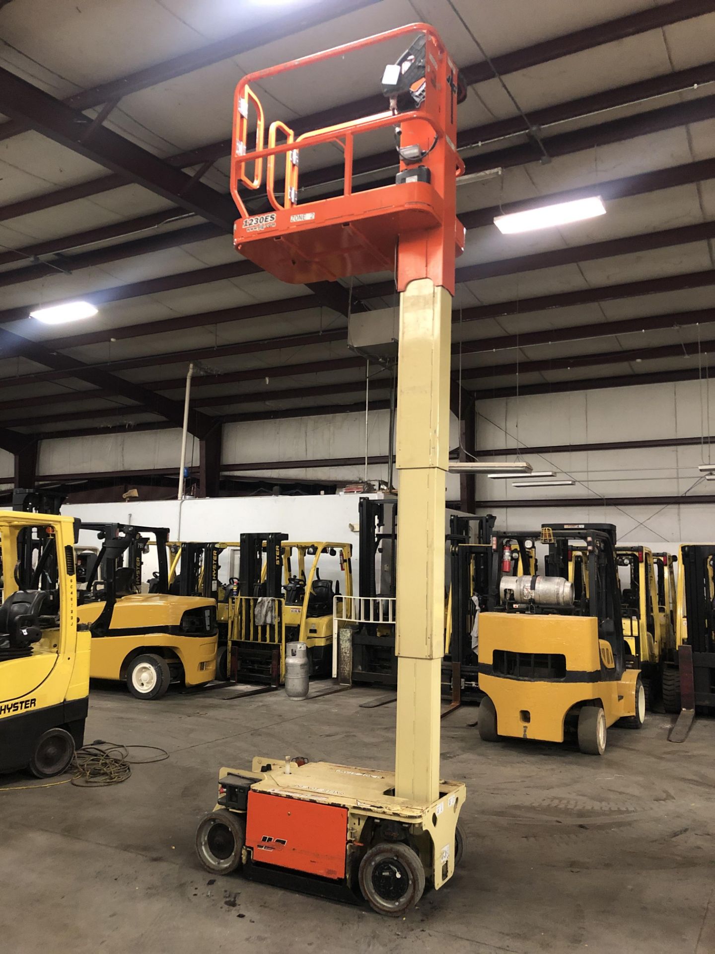 2015 JLG 12' ELECTRIC SCISSOR LIFT, MODEL: 1230ES, 500-LB. CAPACITY, 12' X 30" W PLATFORM, 243 HRS - Image 2 of 5