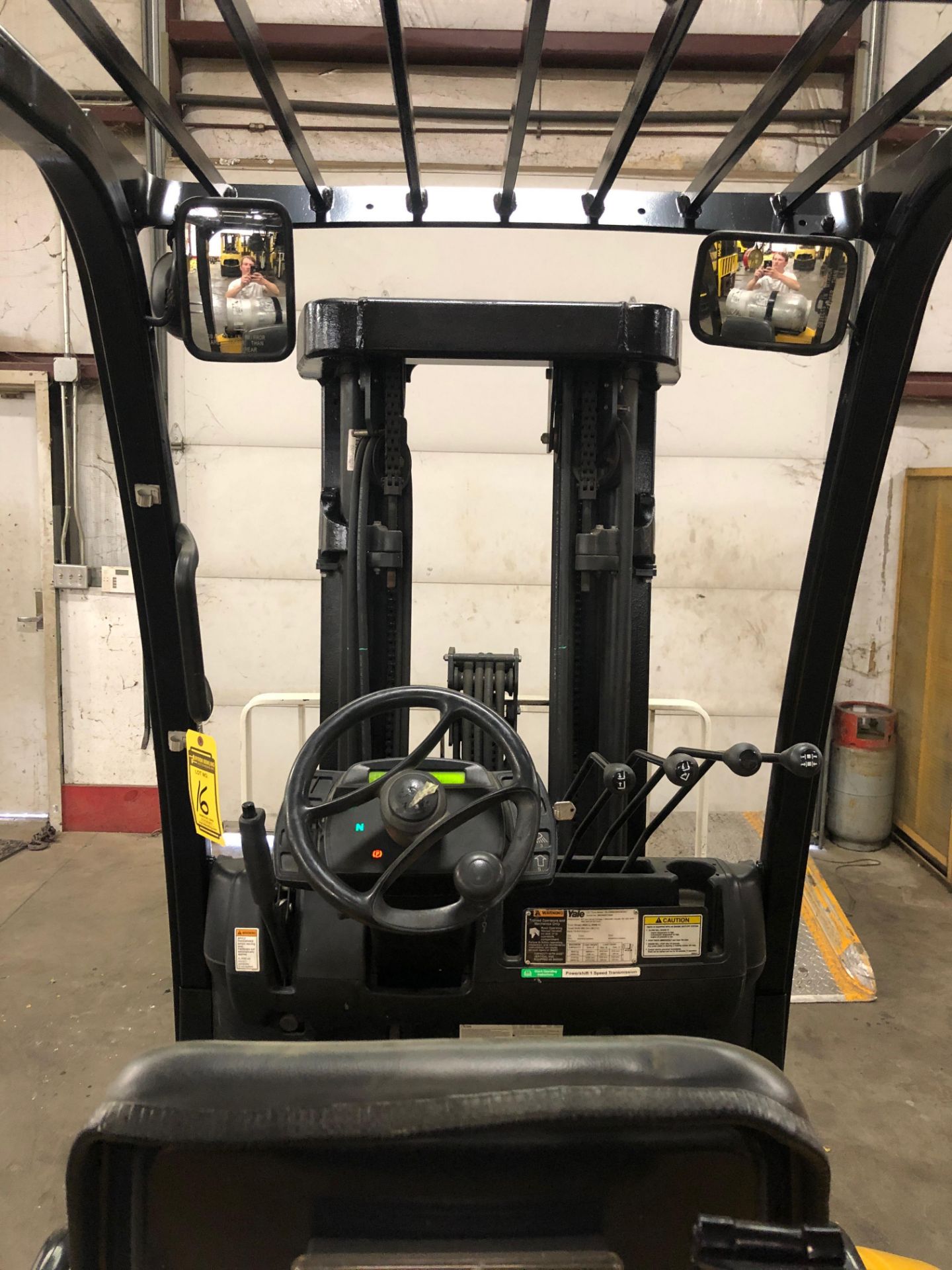 2014 YALE 5,000-LB. CAPACITY FORKLIFT, MODEL: GLC050VX, S/N: B910V01755M, LPG, LEVER SHIFT - Image 5 of 6