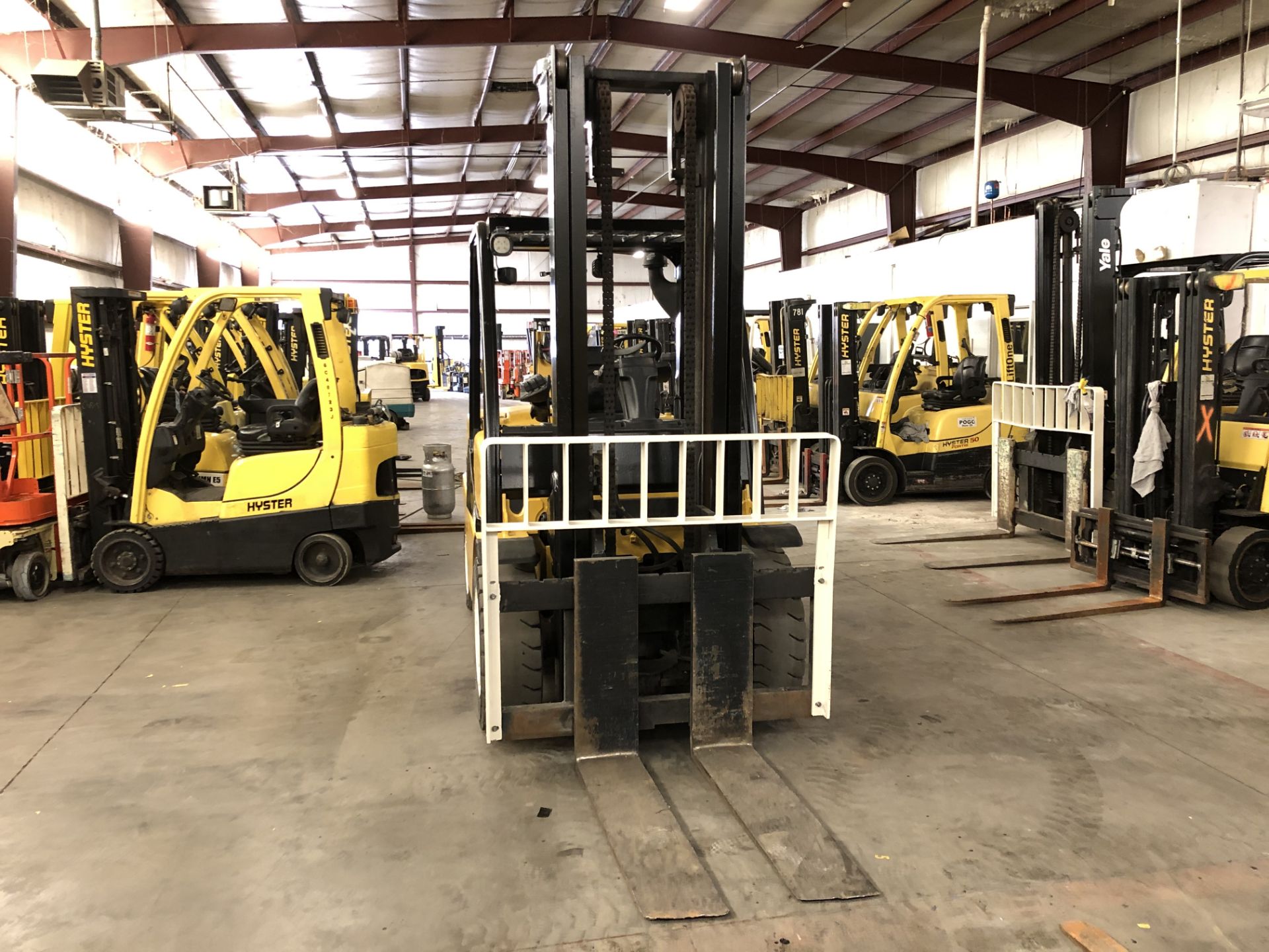 2014 YALE 10,000-LB. CAPACITY FORKLIFT, MODEL: GDP100VX, J813V03090M, DIESEL, PNEUMATIC TIRES, LEVER - Image 2 of 5