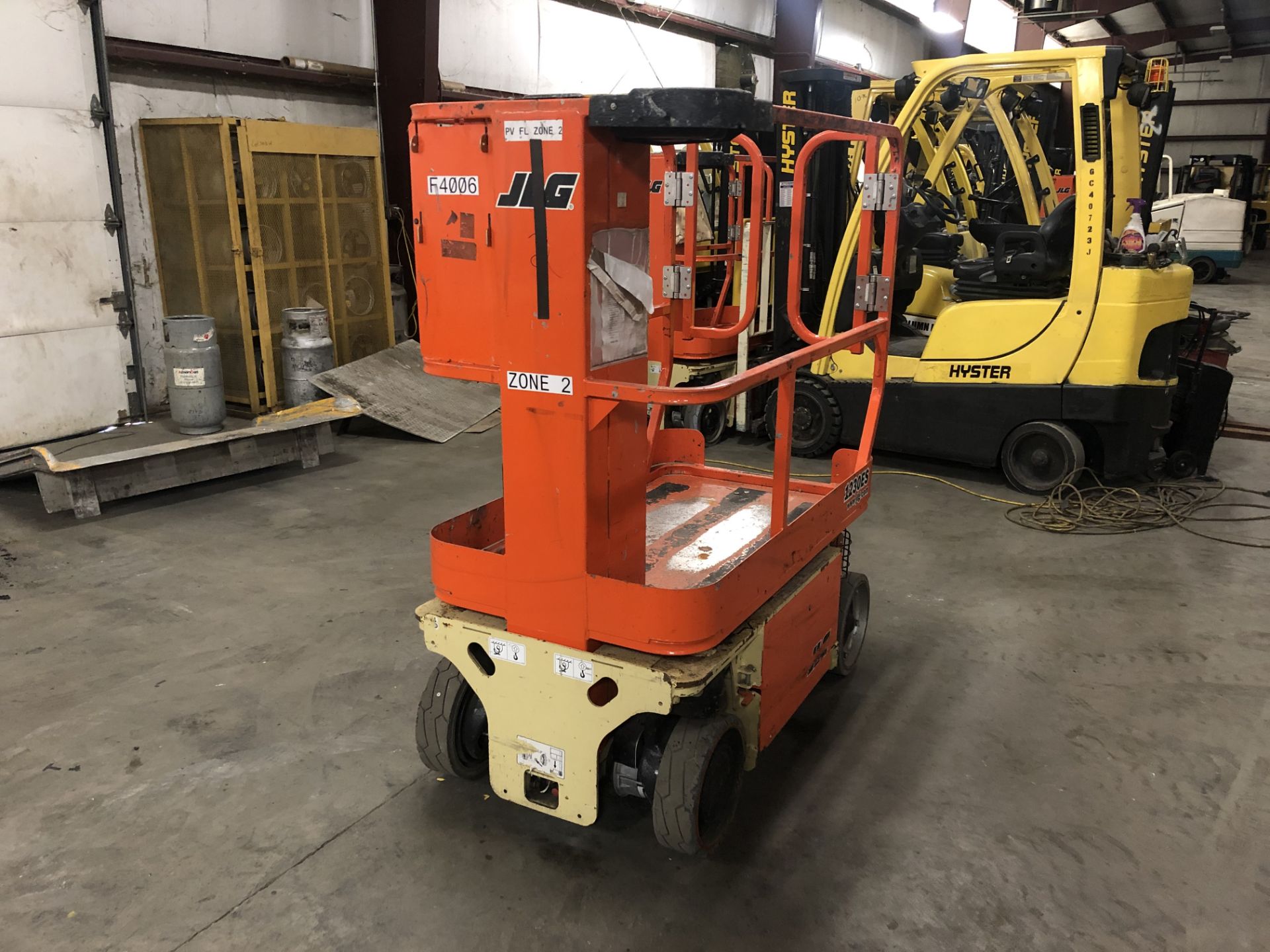 2015 JLG 12' ELECTRIC SCISSOR LIFT, MODEL: 1230ES, 500-LB. CAPACITY, 12' X 30" W PLATFORM, 280 HRS - Image 2 of 5