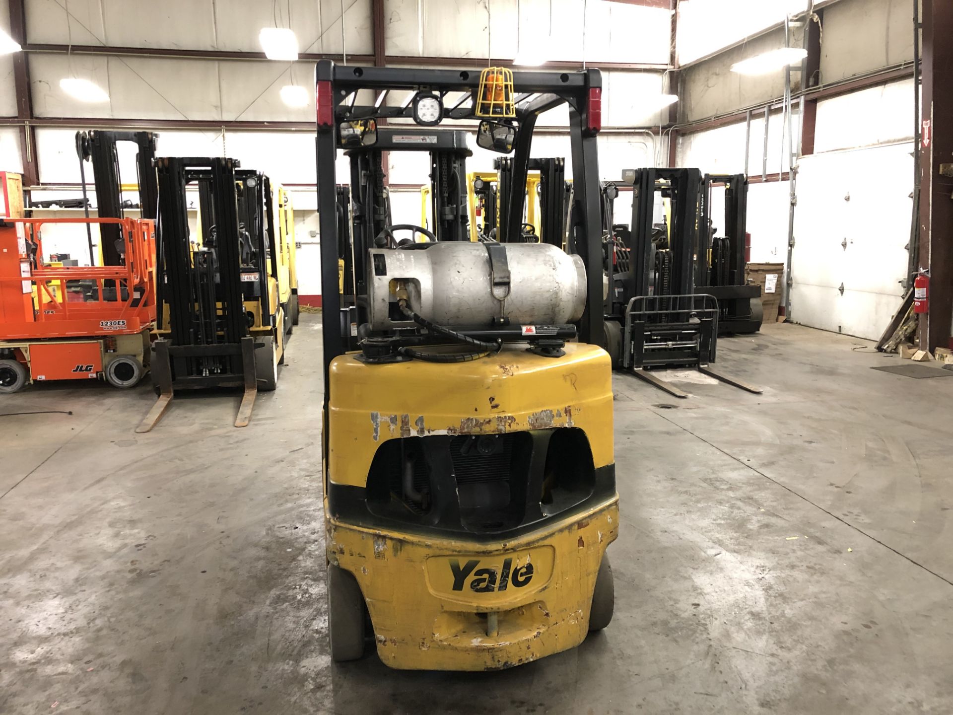 2014 YALE 5,000-LB. CAPACITY FORKLIFT, MODEL: GLC050VX, LPG, LEVER SHIFT, 7,114 HRS - Image 4 of 5