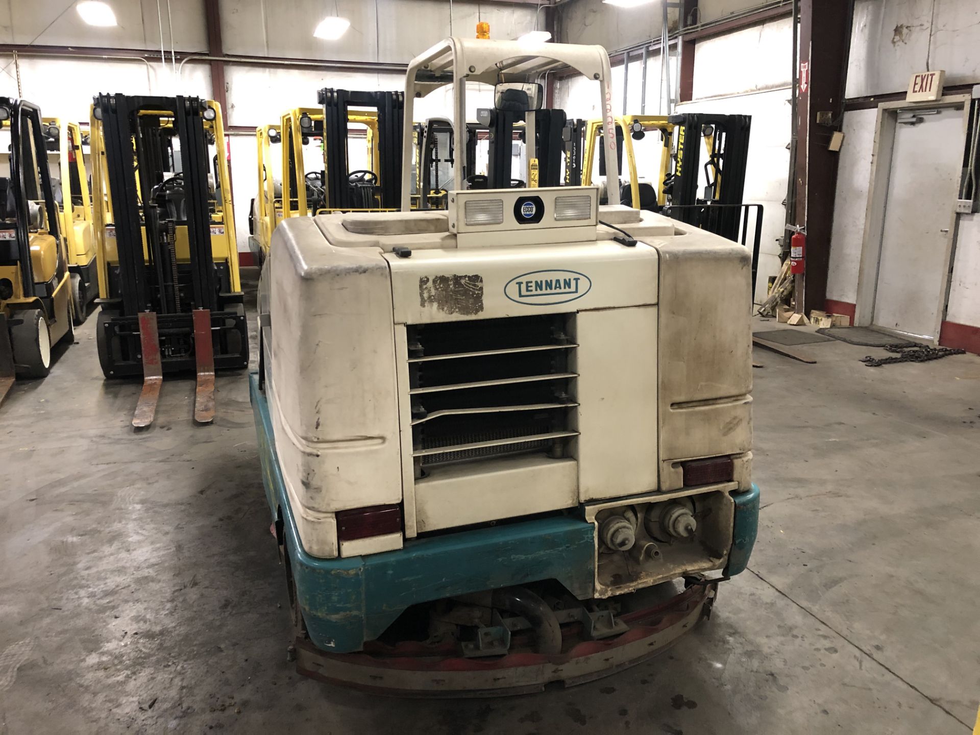 TENNANT FLOOR SWEEPER/SCRUBBER, MODEL: 7400, S/N: 7400-5238, LPG, VORTEC 1600 ENGINE - Image 4 of 5