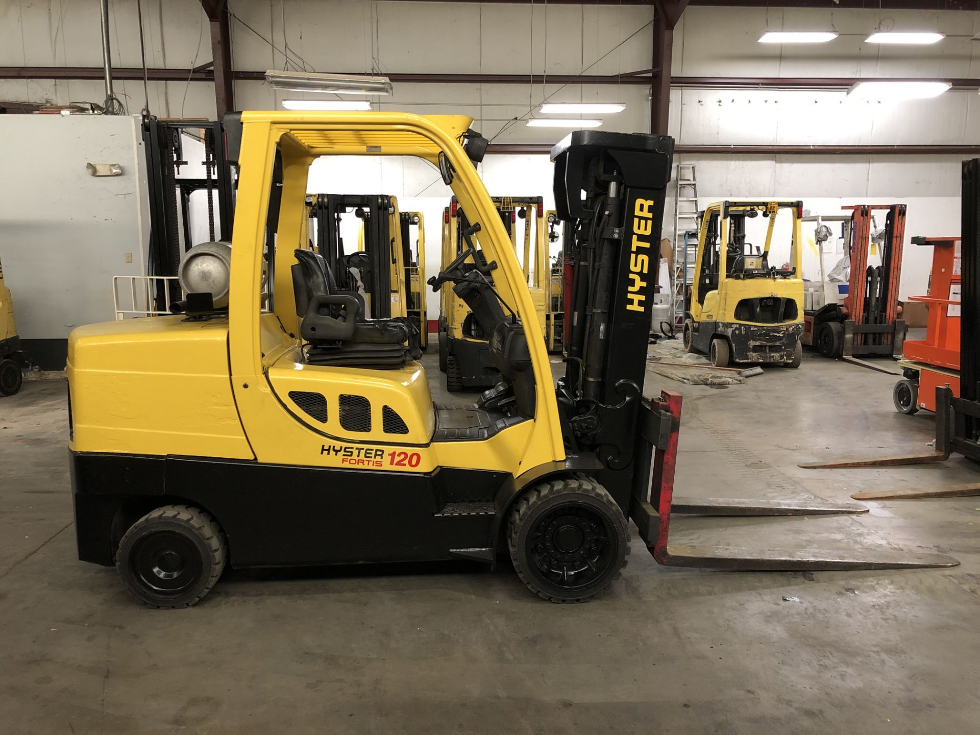 2016 HYSTER 12,000-LB. CAPACITY FORKLIFT, MODEL: S120FT, S/N: J004V02371P, LPG, , LEVER SHIFT - Image 2 of 5