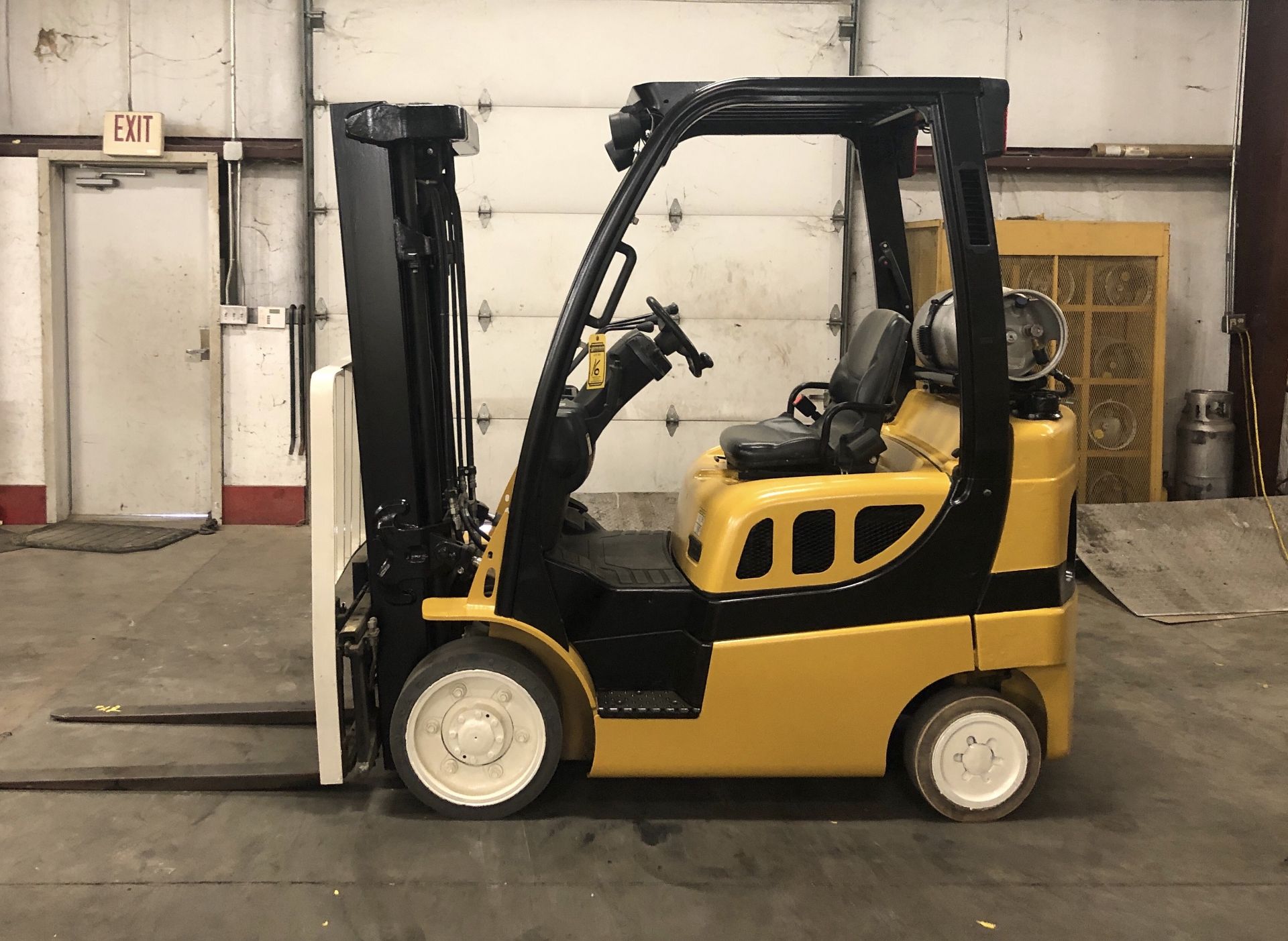 2014 YALE 5,000-LB. CAPACITY FORKLIFT, MODEL: GLC050VX, S/N: B910V01755M, LPG, LEVER SHIFT