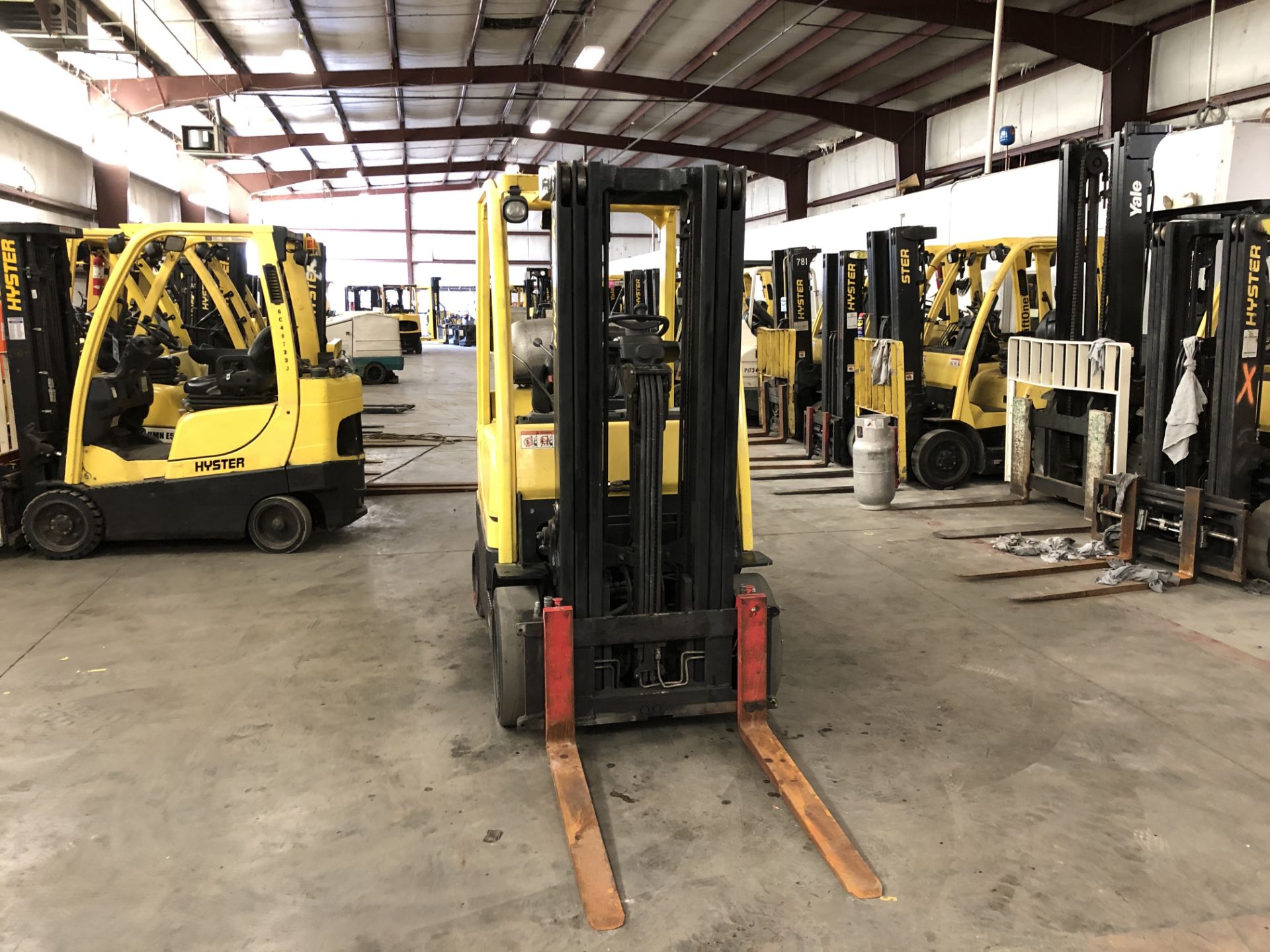 2015 HYSTER 5,000-LB. CAPACITY FORKLIFT, MODEL: S50FT, S/N: H187V02992N, LPG, LEVER SHIFT, 5,821 HRS - Image 2 of 5