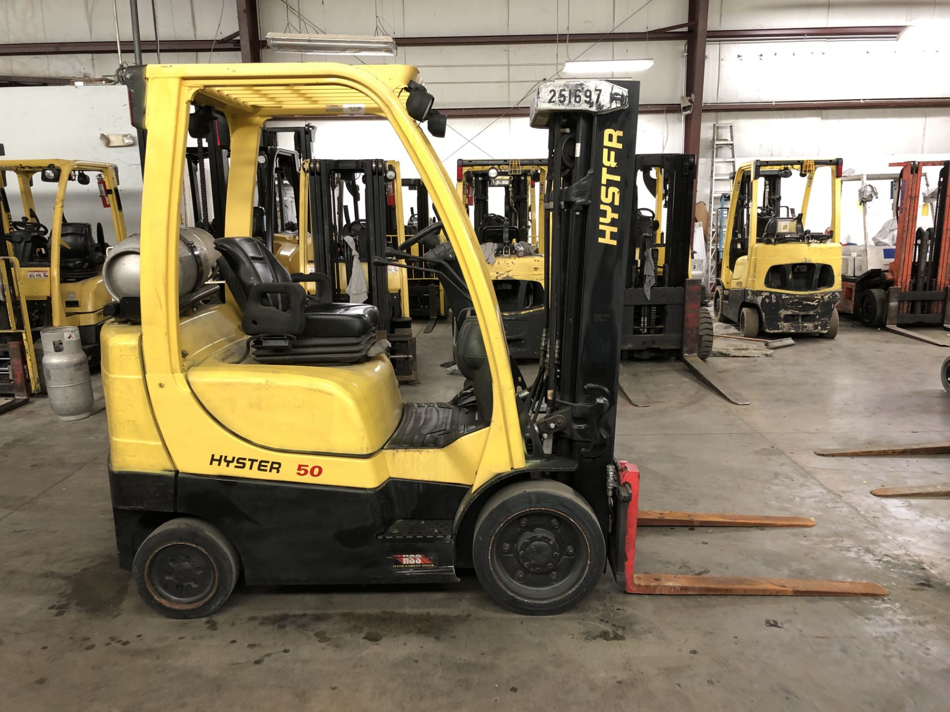 2015 HYSTER 5,000-LB. CAPACITY FORKLIFT, MODEL: S50FT, S/N: H187V02992N, LPG, LEVER SHIFT, 5,821 HRS - Image 3 of 5