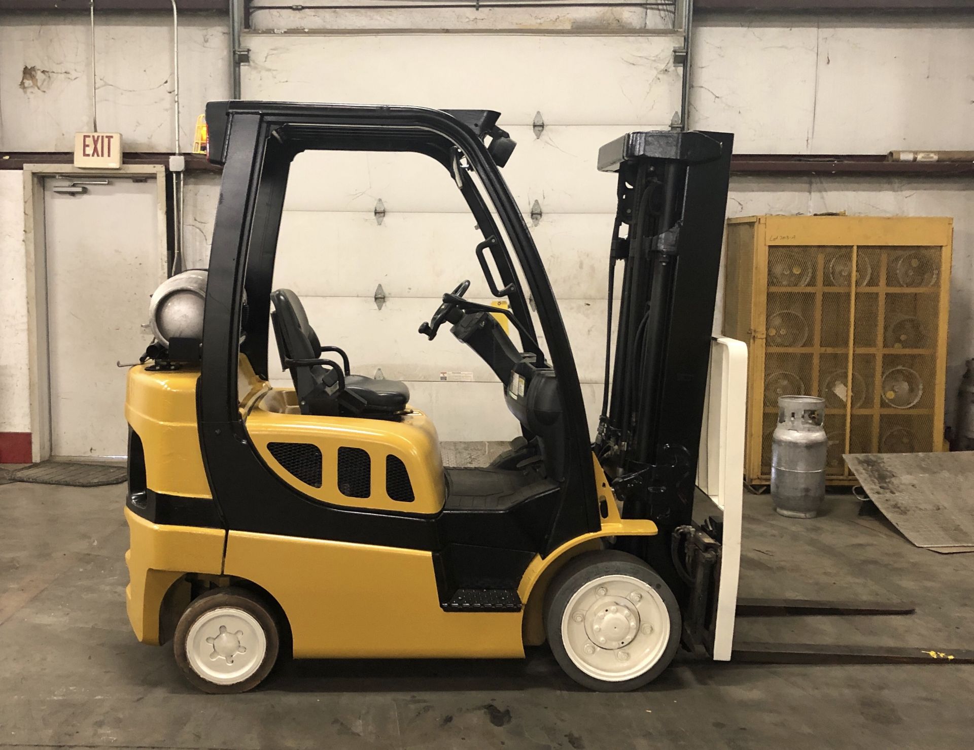 2014 YALE 5,000-LB. CAPACITY FORKLIFT, MODEL: GLC050VX, S/N: B910V01755M, LPG, LEVER SHIFT - Image 3 of 6