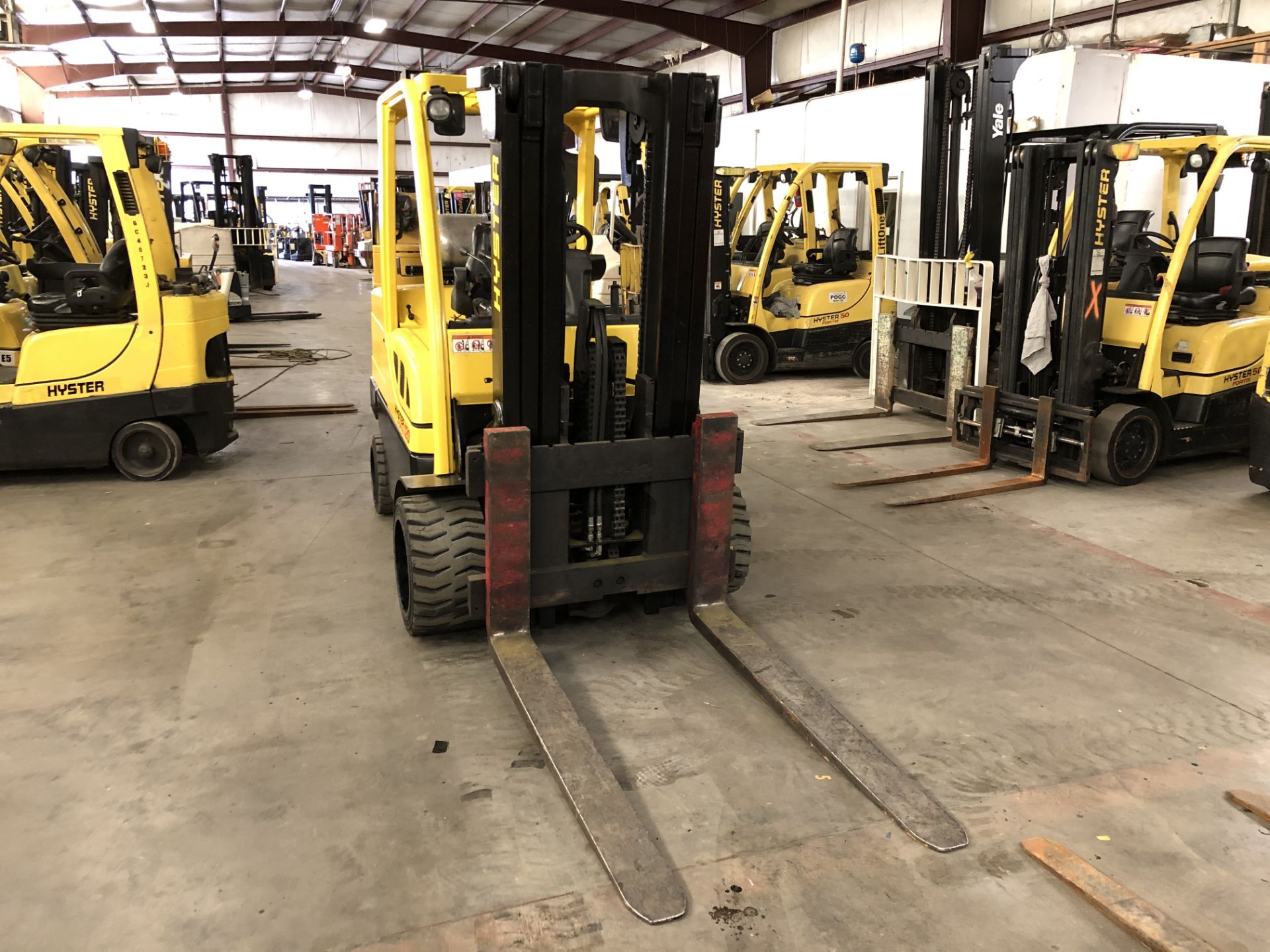 2016 HYSTER 12,000-LB. CAPACITY FORKLIFT, MODEL: S120FT, S/N: J004V02371P, LPG, , LEVER SHIFT - Image 4 of 5