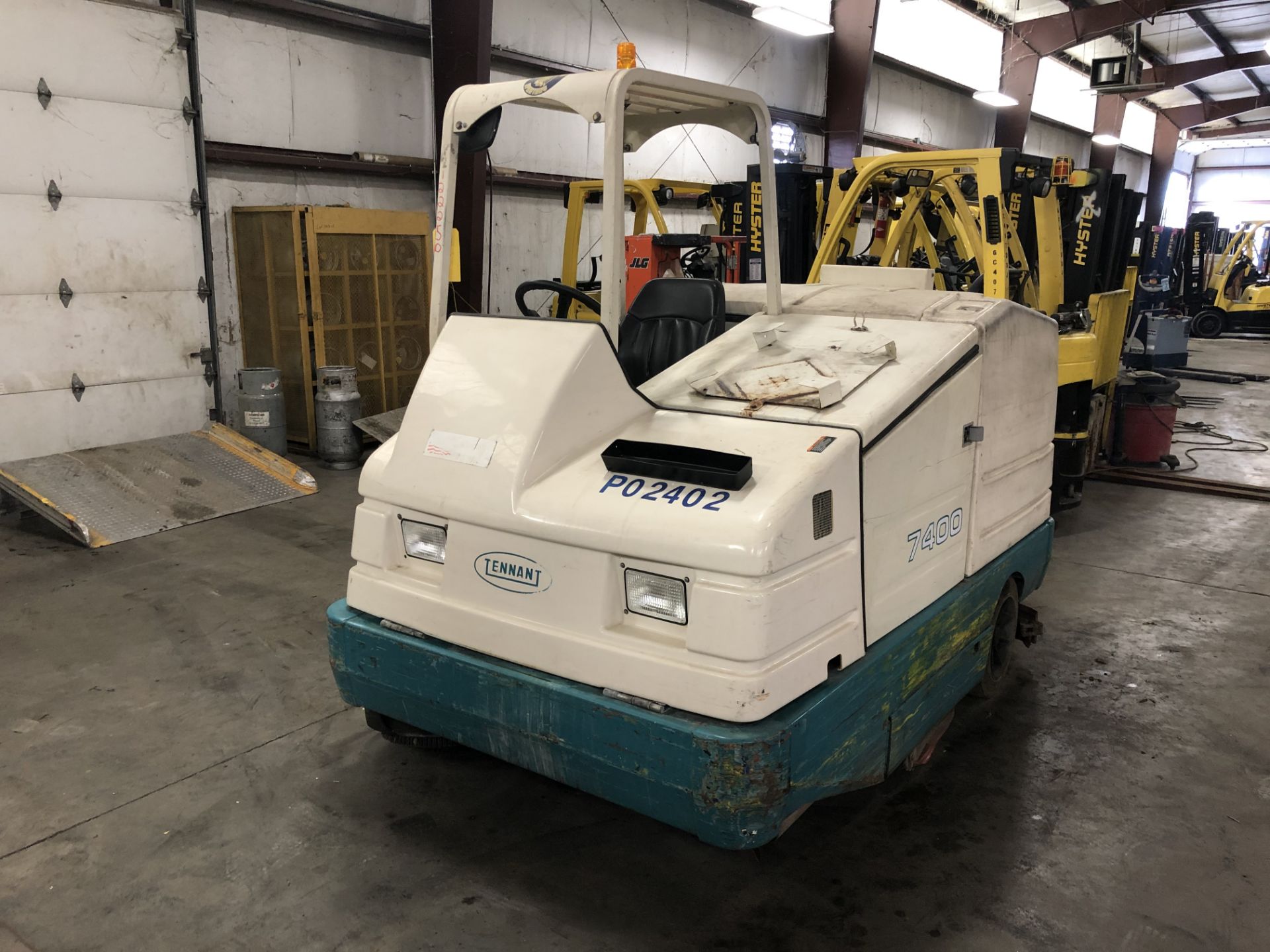 TENNANT FLOOR SWEEPER/SCRUBBER, MODEL: 7400, S/N: 7400-5238, LPG, VORTEC 1600 ENGINE - Image 2 of 5