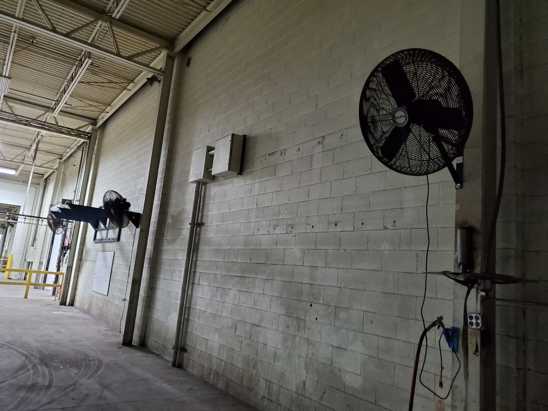 (9) 24' COLUMN FANS (STILL MOUNTED ON COLUMN, BUYER RESPONSIBLE FOR REMOVAL) - Image 2 of 4