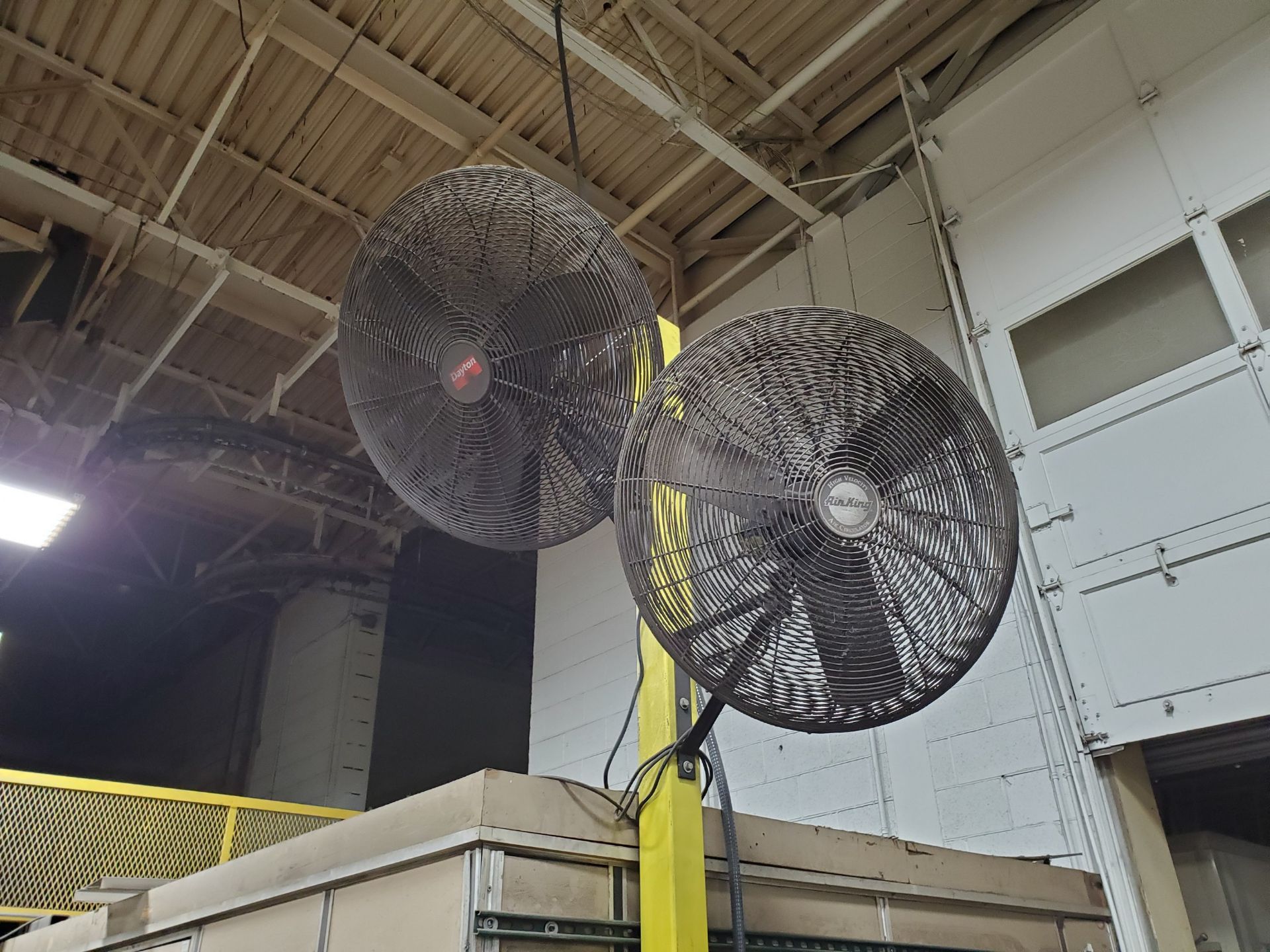 (9) 24'` COLUMN FANS (STILL MOUNTED ON COLUMN, BUYER RESPONSIBLE FOR REMOVAL) - Image 4 of 7