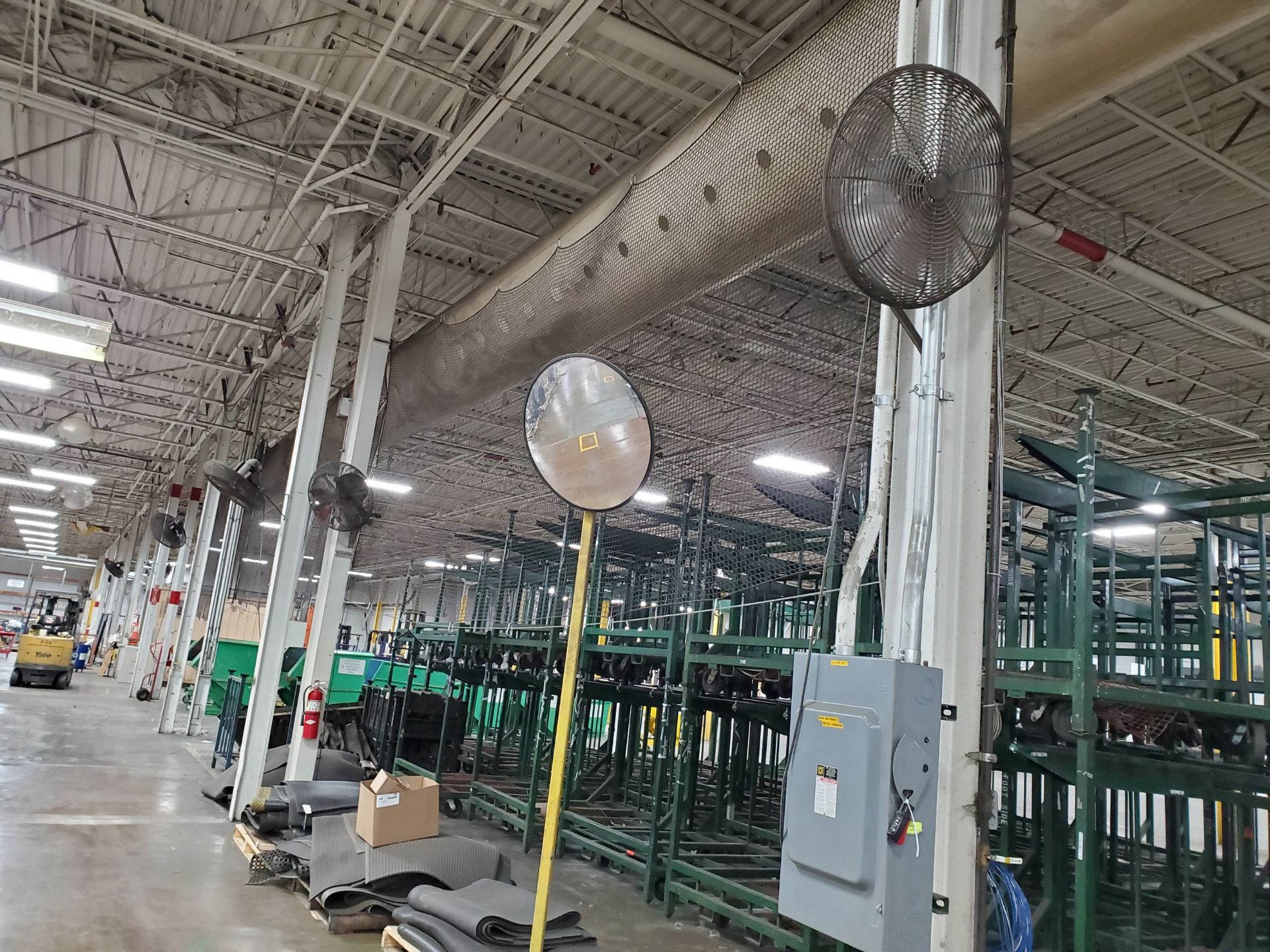 (5) 24'` COLUMN FANS (STILL MOUNTED ON COLUMN, BUYER RESPONSIBLE FOR REMOVAL) - Image 2 of 4