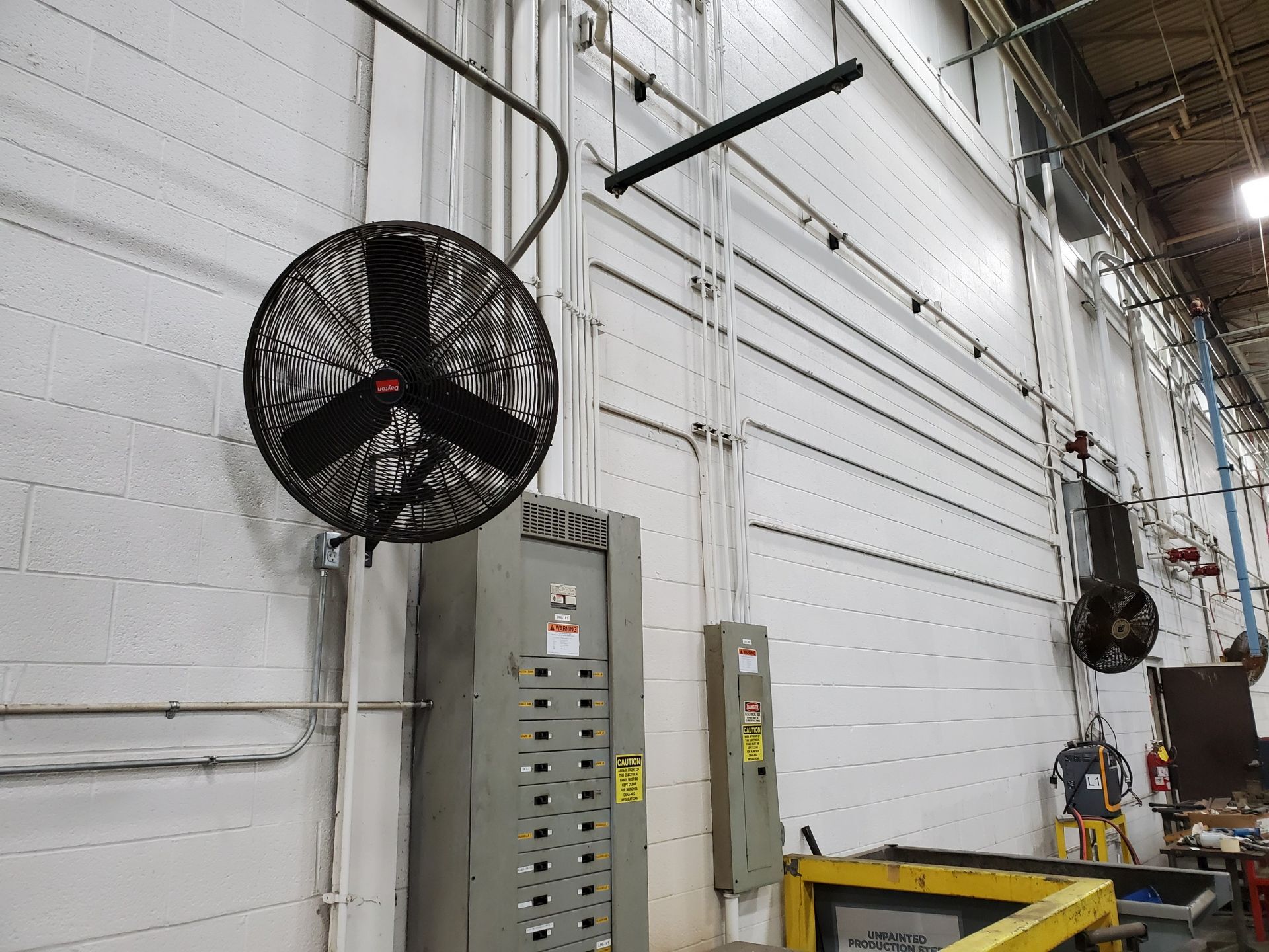 (10) 24'` COLUMN FANS, CANTILEVER ROOM (STILL MOUNTED ON COLUMN, BUYER RESPONSIBLE FOR REMOVAL) - Image 3 of 6