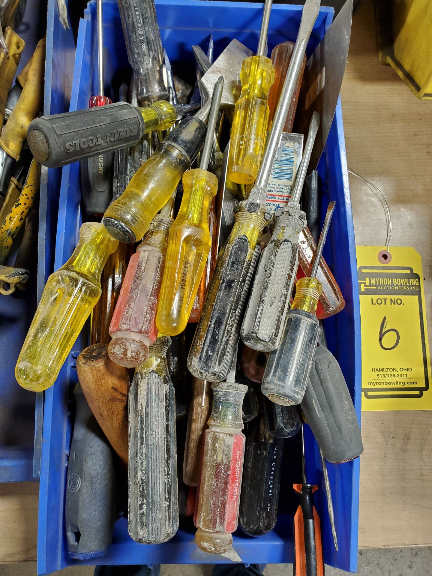 (LOT) OF LARGE QUANTITY OF ASSORTED SCREW DRIVERS