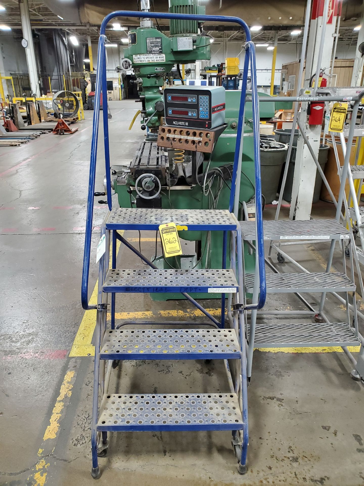 3' & 4' ROLLING SHOP STEP LADDERS - Image 2 of 5